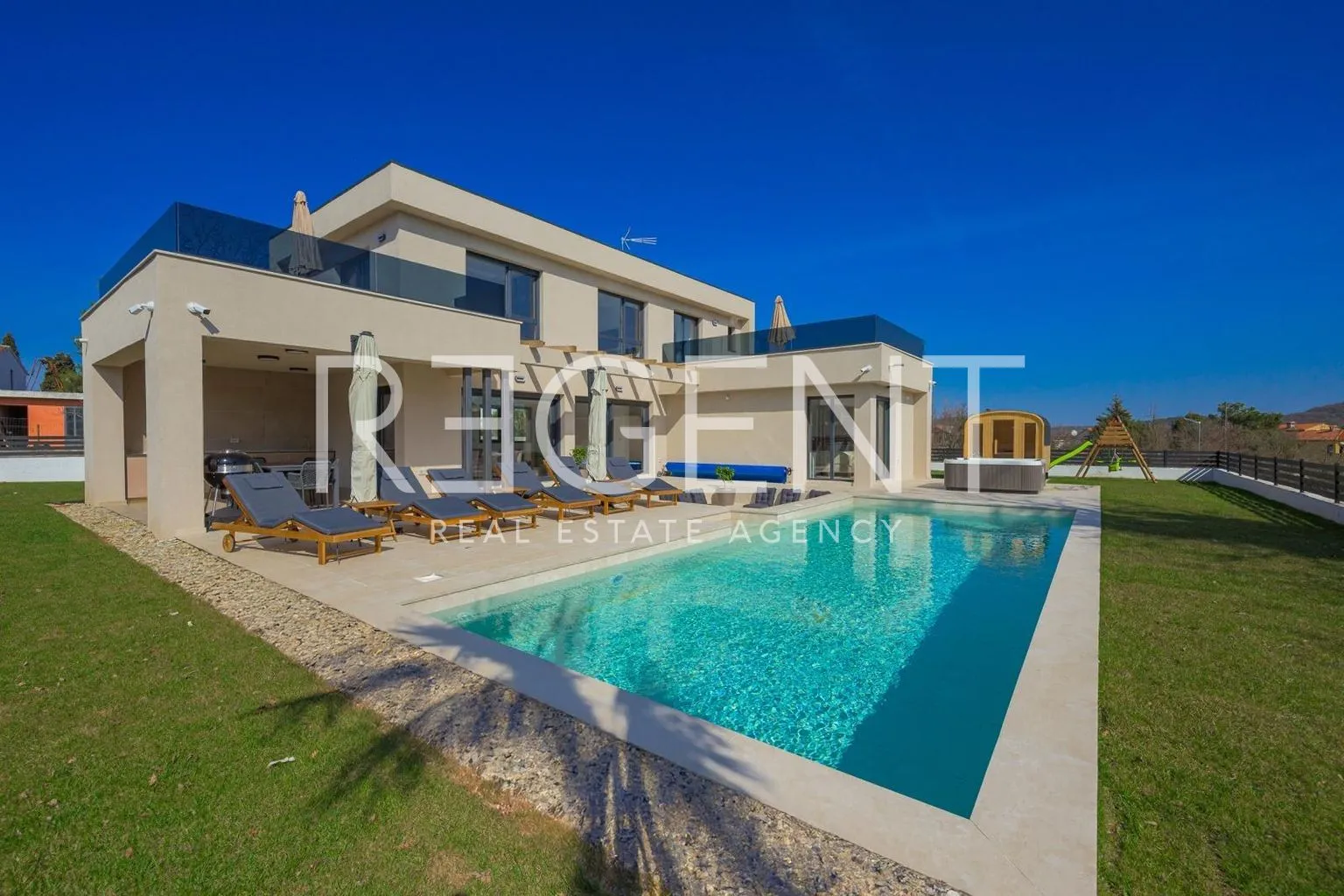 rovinj- vila s bazenom u modernoj novogradnji - slika 1