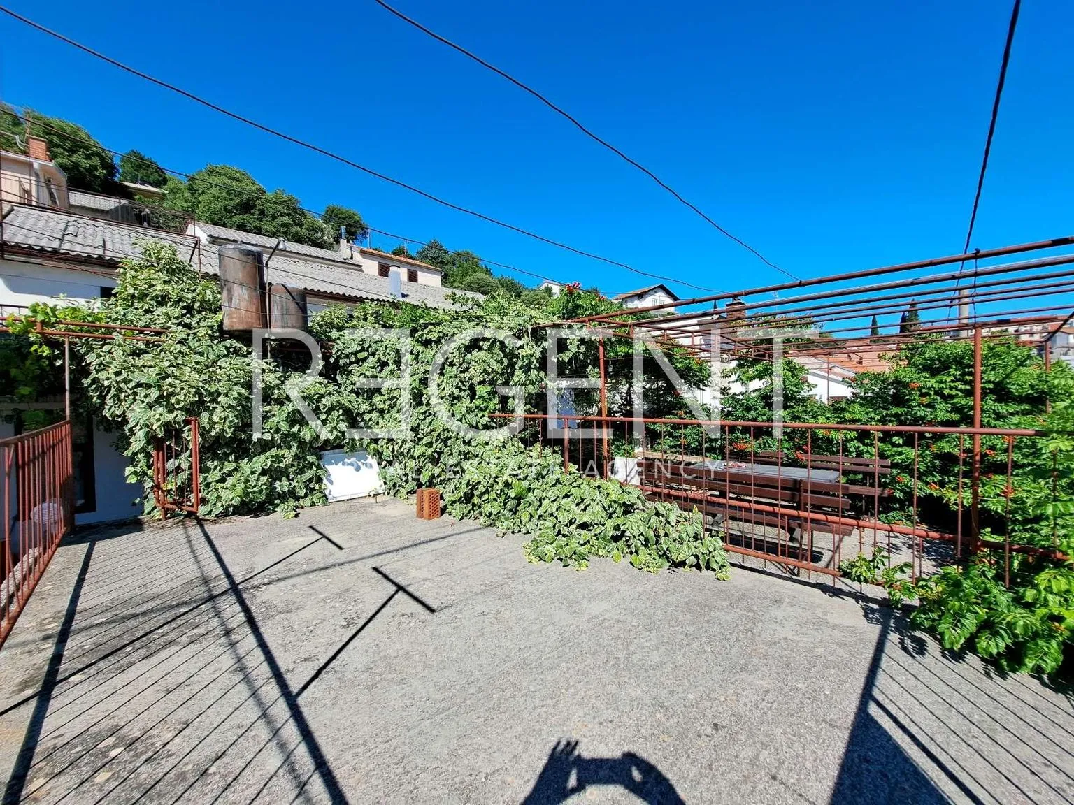 Novi Vinodolski - kuća s poslovnim prostorom - 200m od mora