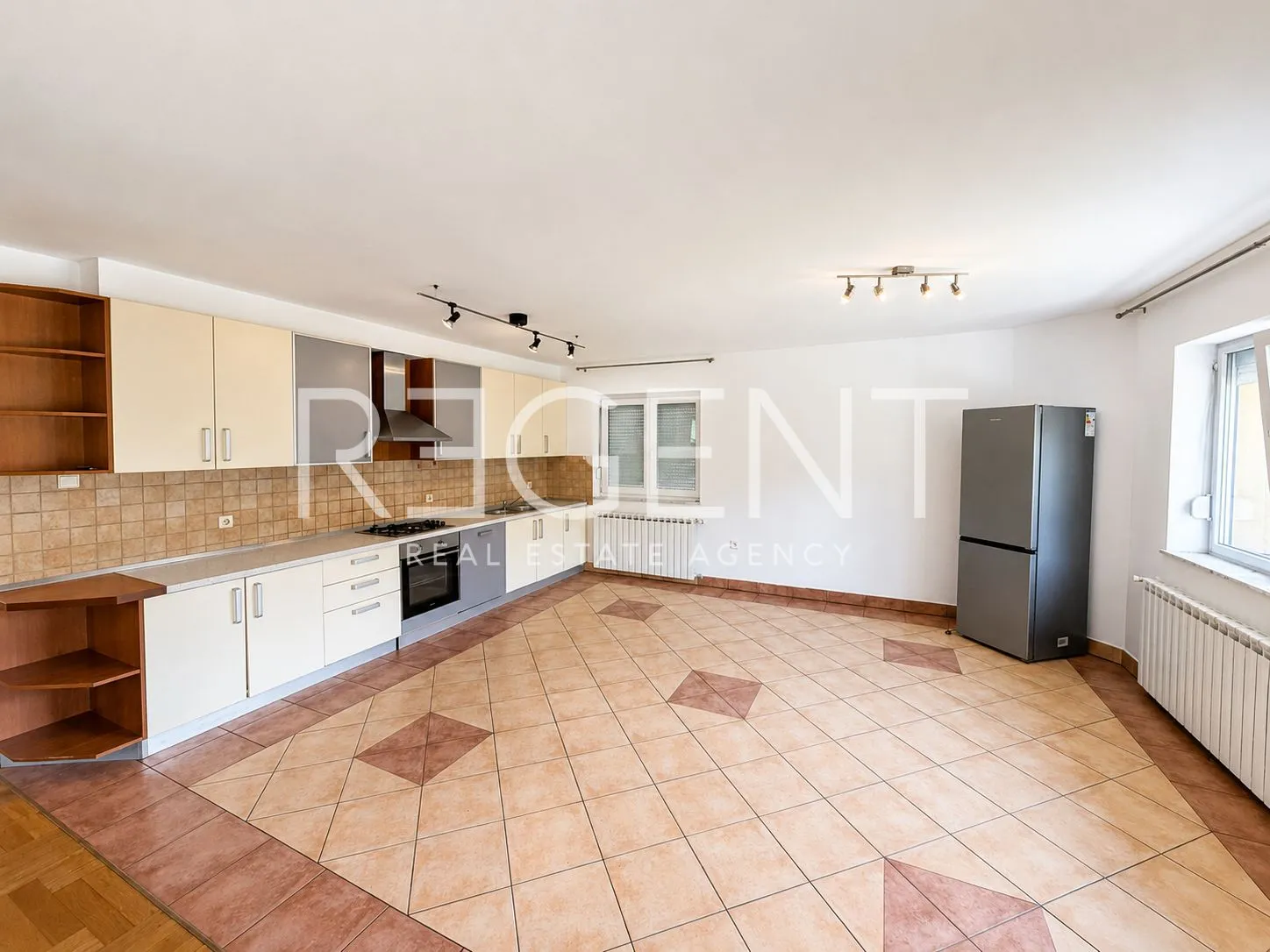 kuća 275 m² za najam, jazbina — vrt, 2 garaže - slika 5