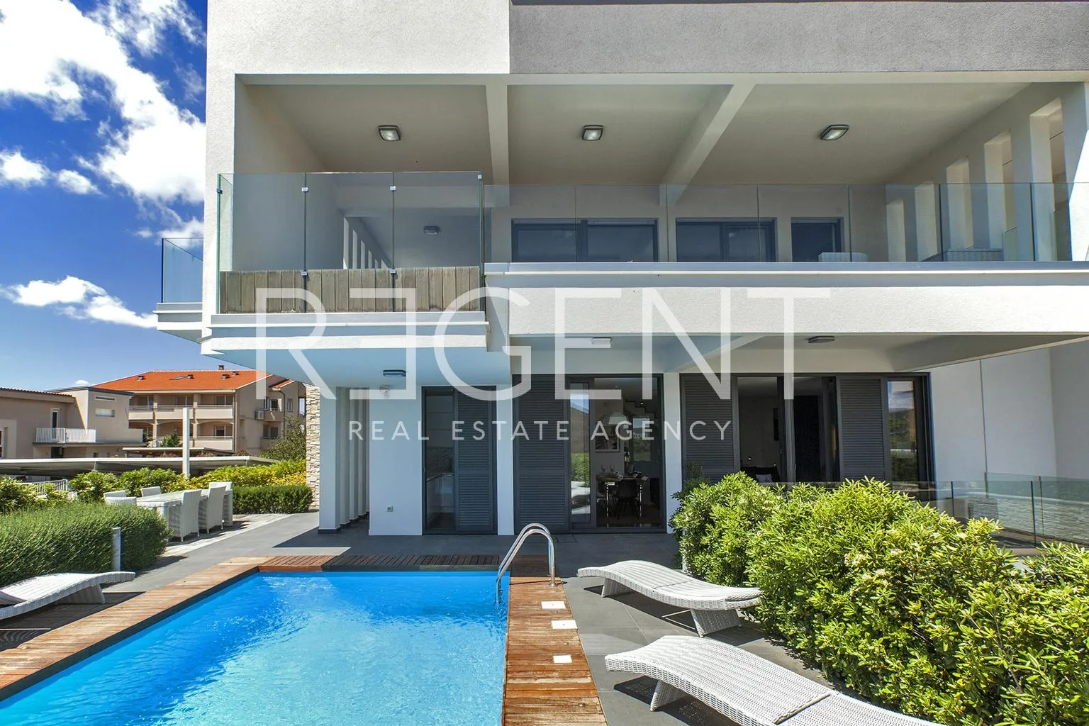 Zadar, Sukošan – Ekskluzivna dvoetažna vila s bazenom, 170 m²