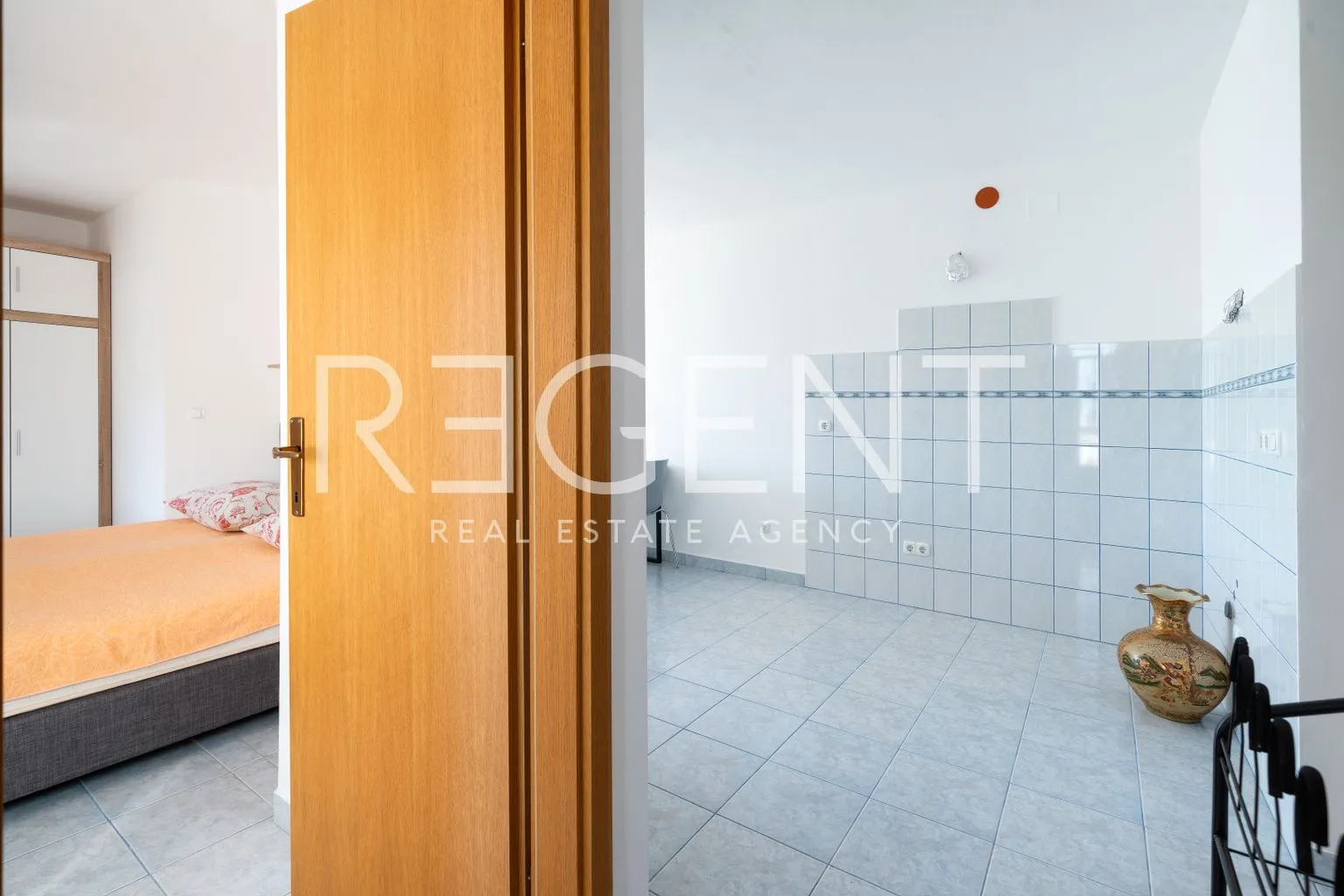 šibenik, rogoznica - kuća sa šest apartmana - slika 16