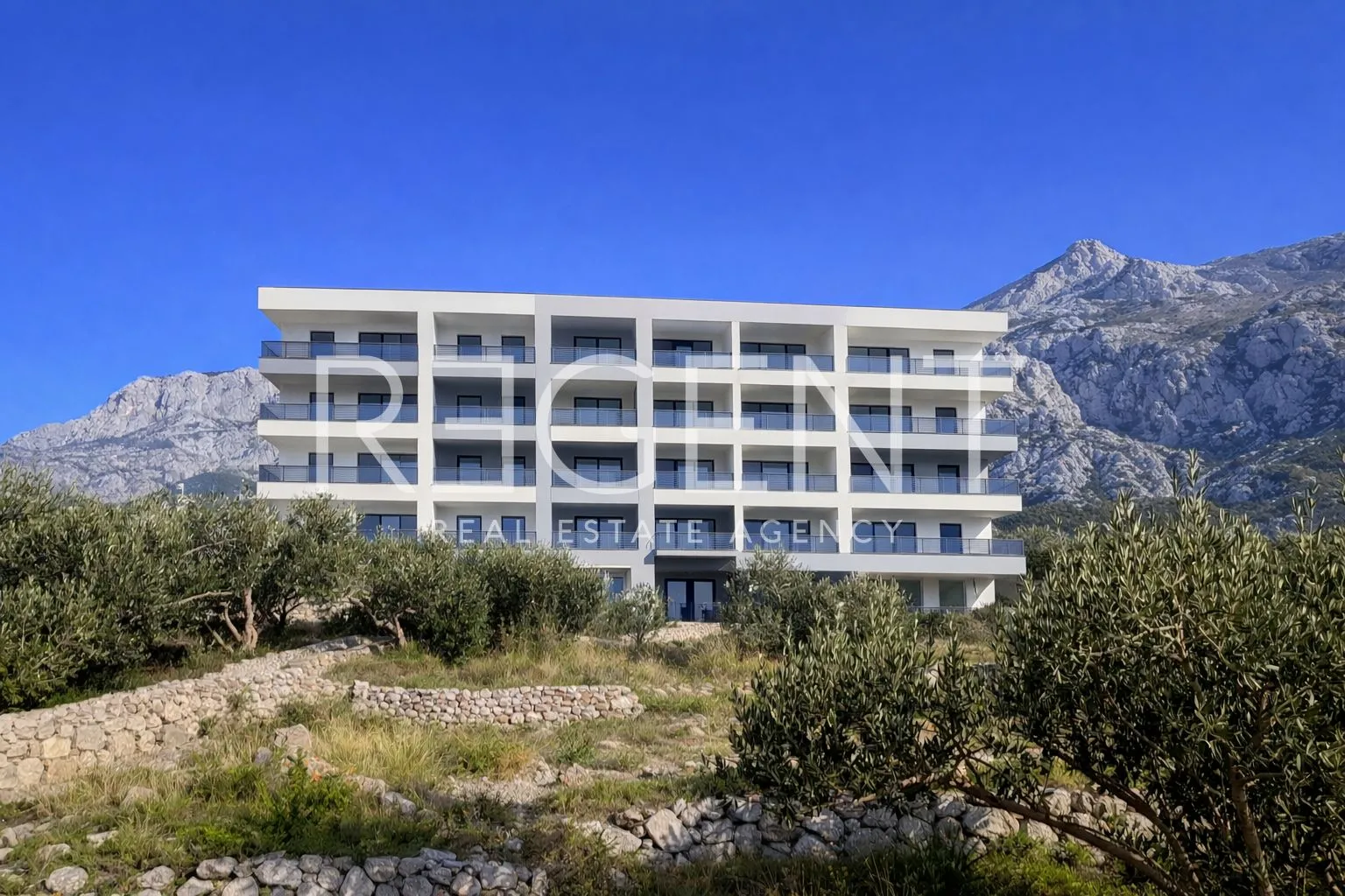 makarska, zelenka - trosoban stan u novogradnji s velikim balkonom - slika 8