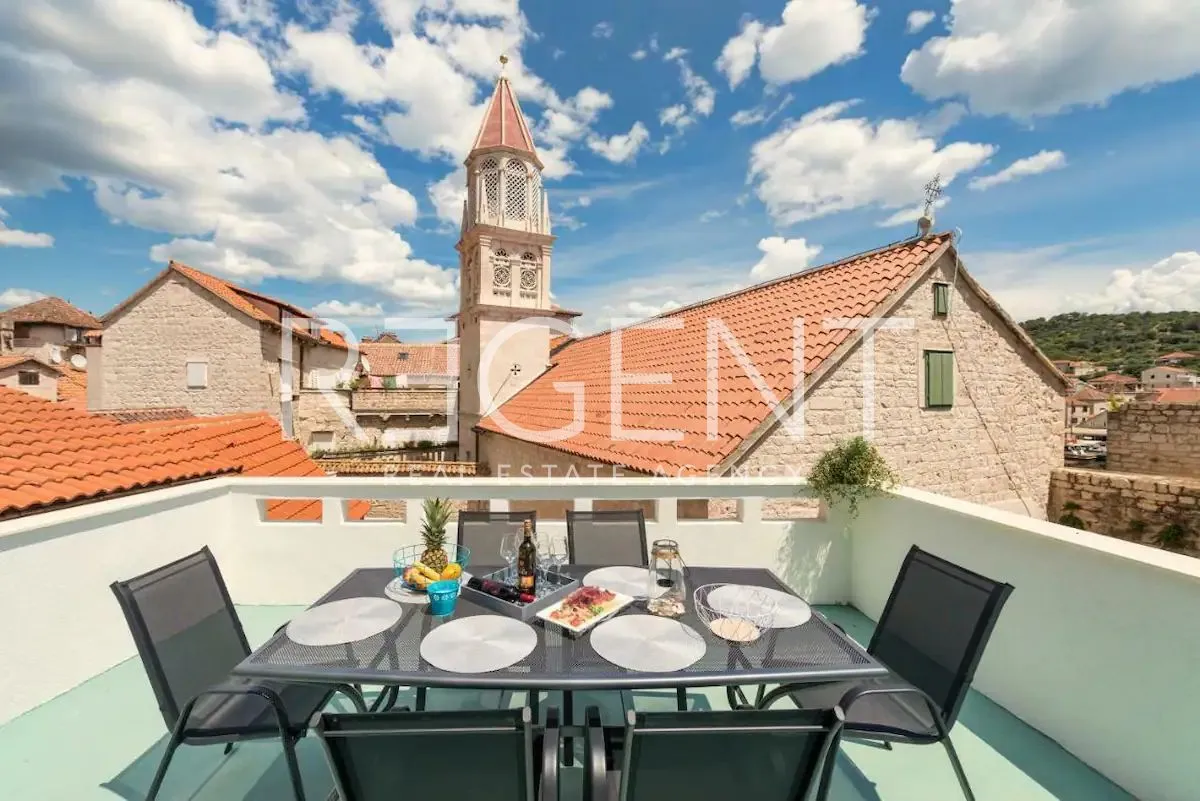 trogir, centar- kamena kuća 174 m2 - slika 16