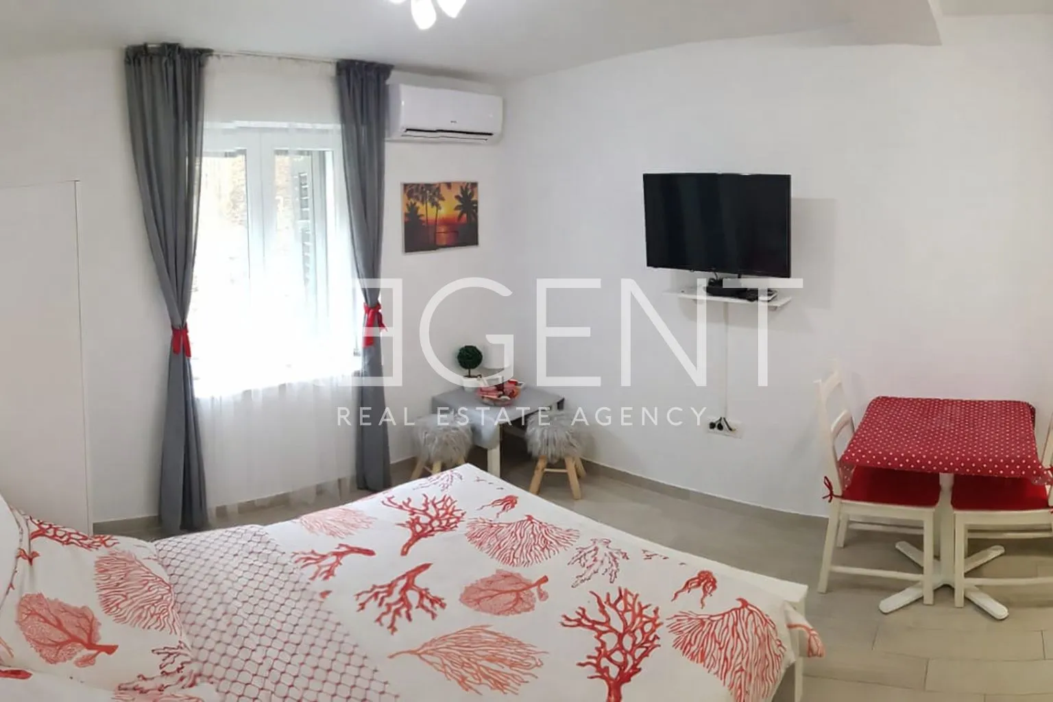 split, bol - stan s dvije apartmanske jedinice i dvorištem - slika 3
