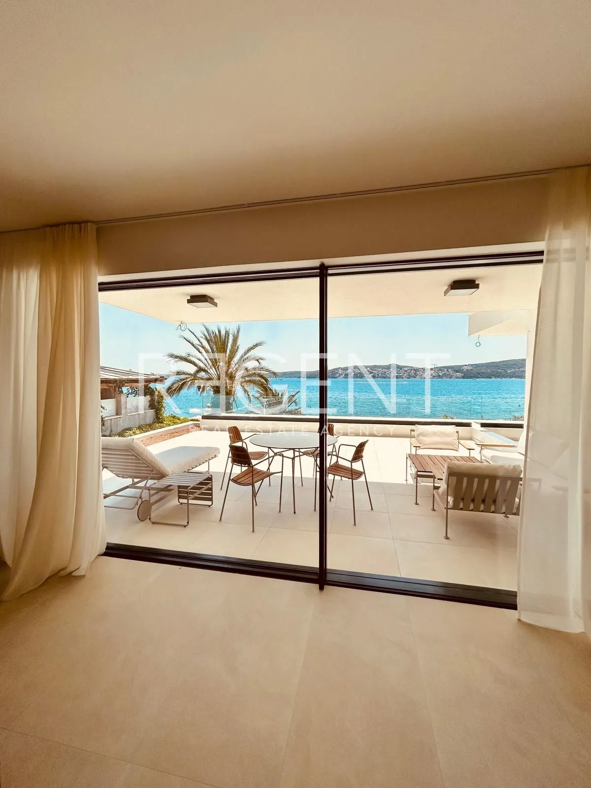 trogir, seget donji - stan u prizemlju moderne novogradnje uz more - slika 1