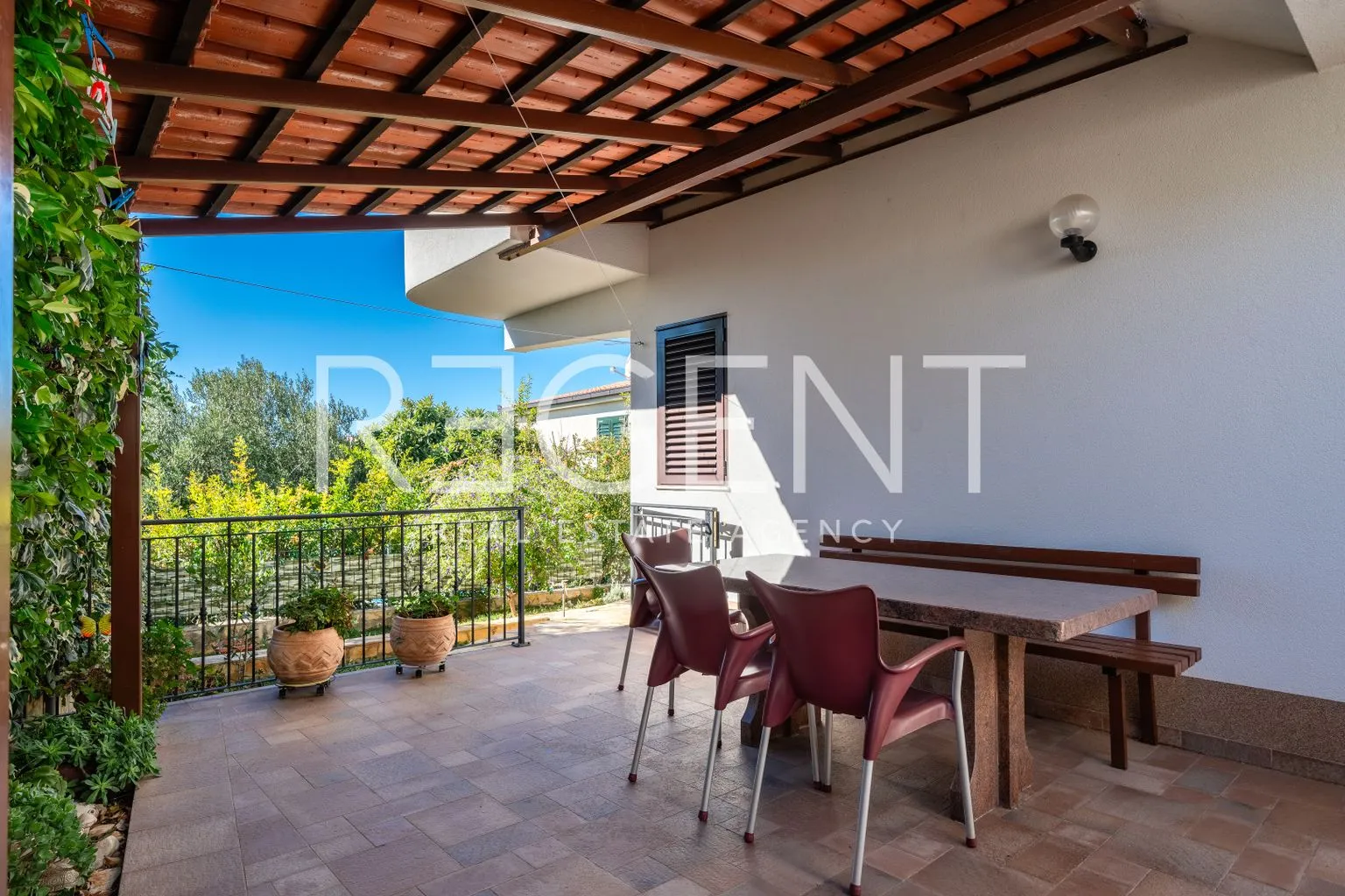 šibenik, rogoznica - kuća sa šest apartmana - slika 20