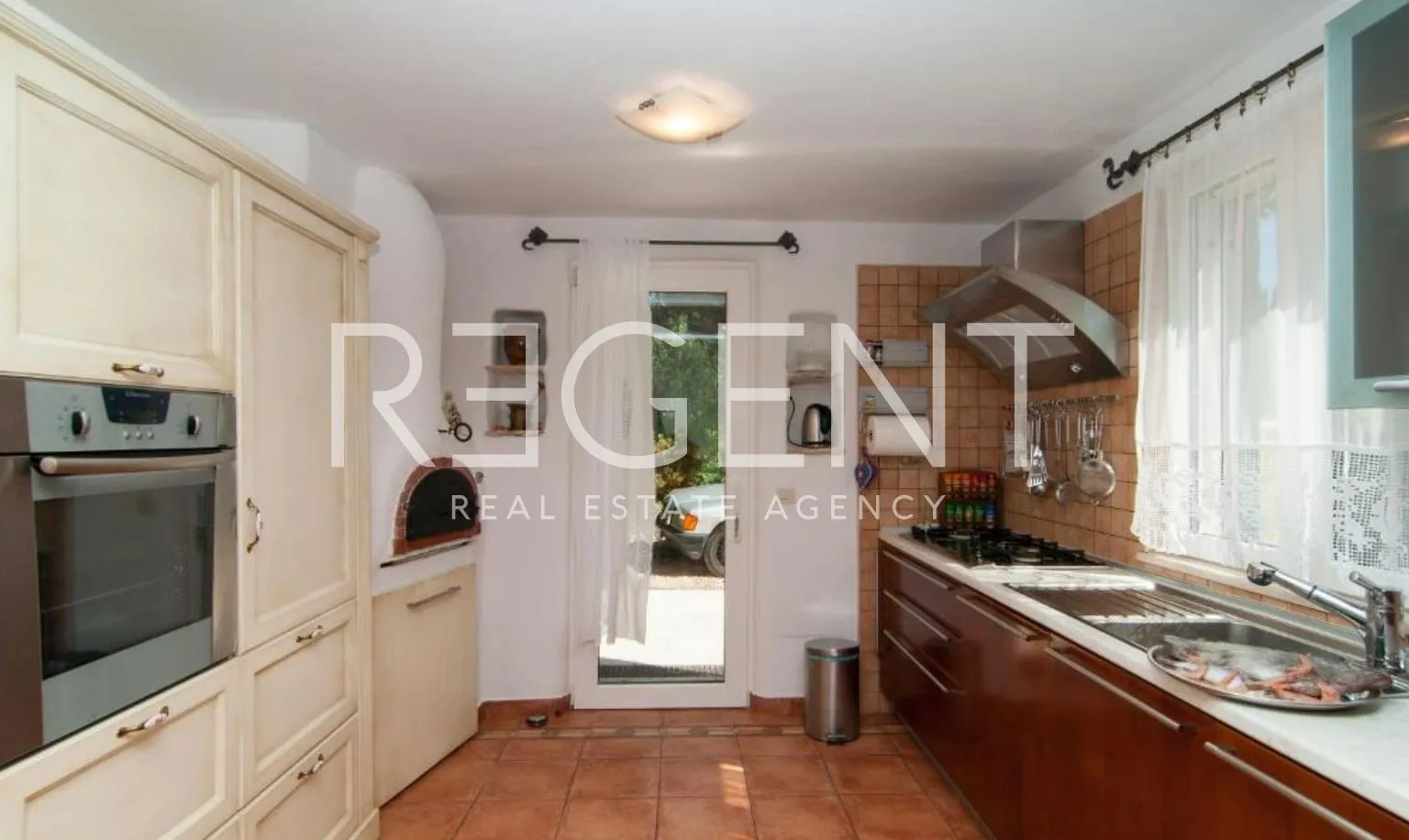 brač, mirca - vila s bazenom prvi red uz more - slika 16