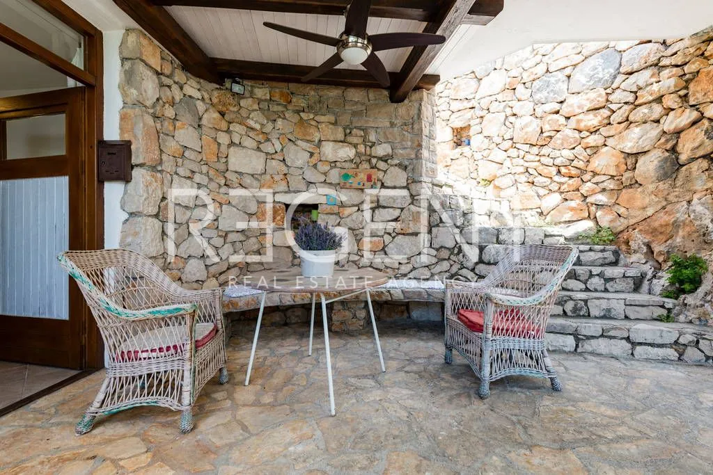 brač, bol - kamena kuća sa četiri apartmana - slika 16