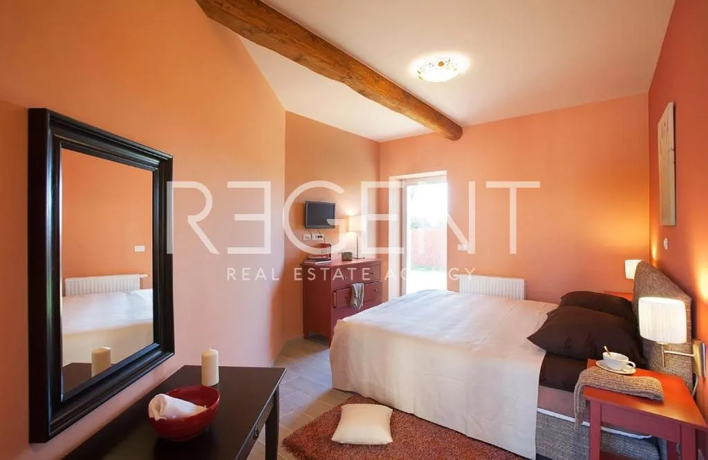 istra, vodnjan - prekrasna kamena vila 230 m2 - slika 11