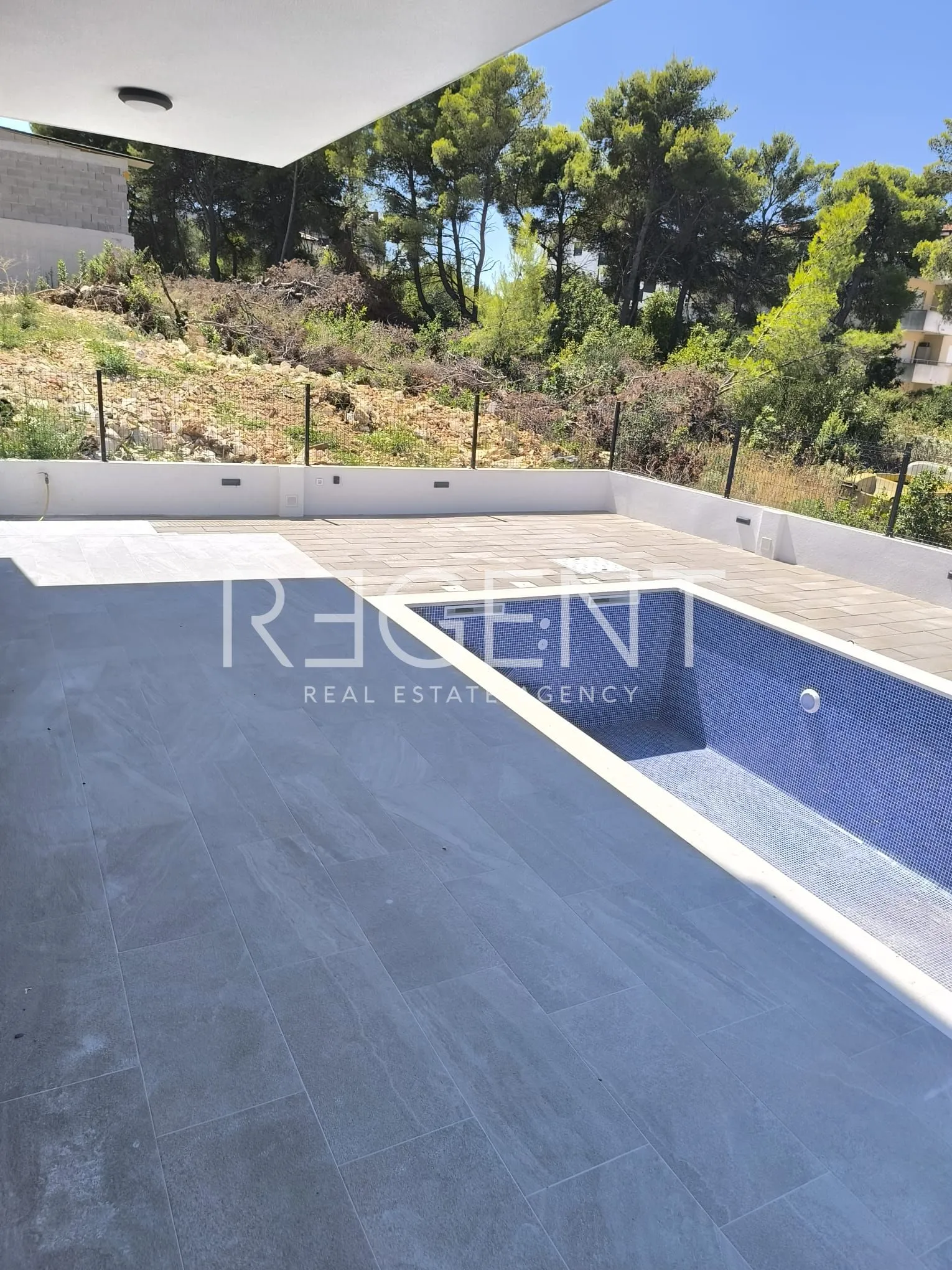trogir, okrug gornji - dvosoban stan s bazenom 56 m2, novogradnja - slika 2