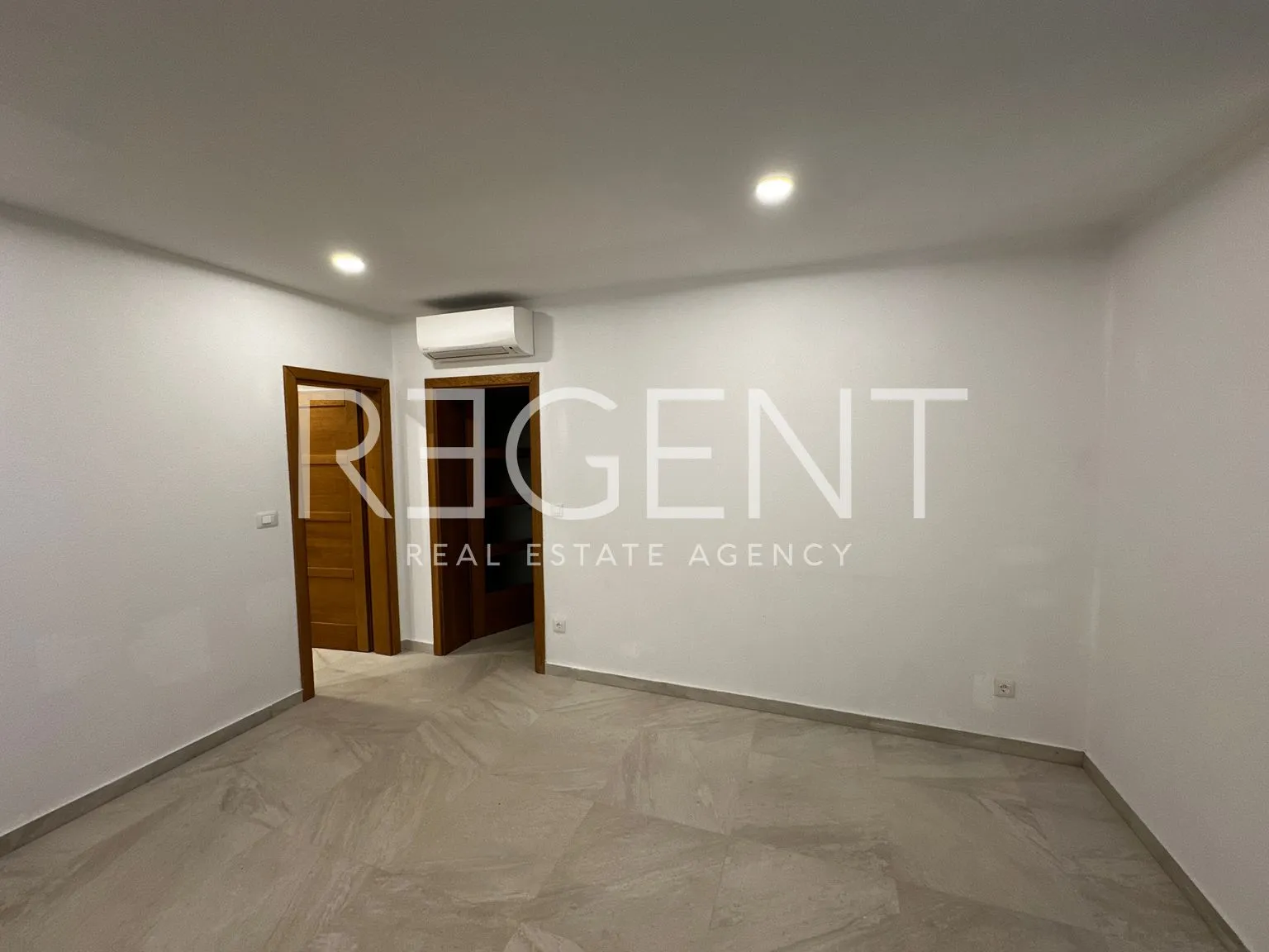 split, podstrana - kuća sa tri stambene jedinice i pogledom na more 340m2 - slika 5