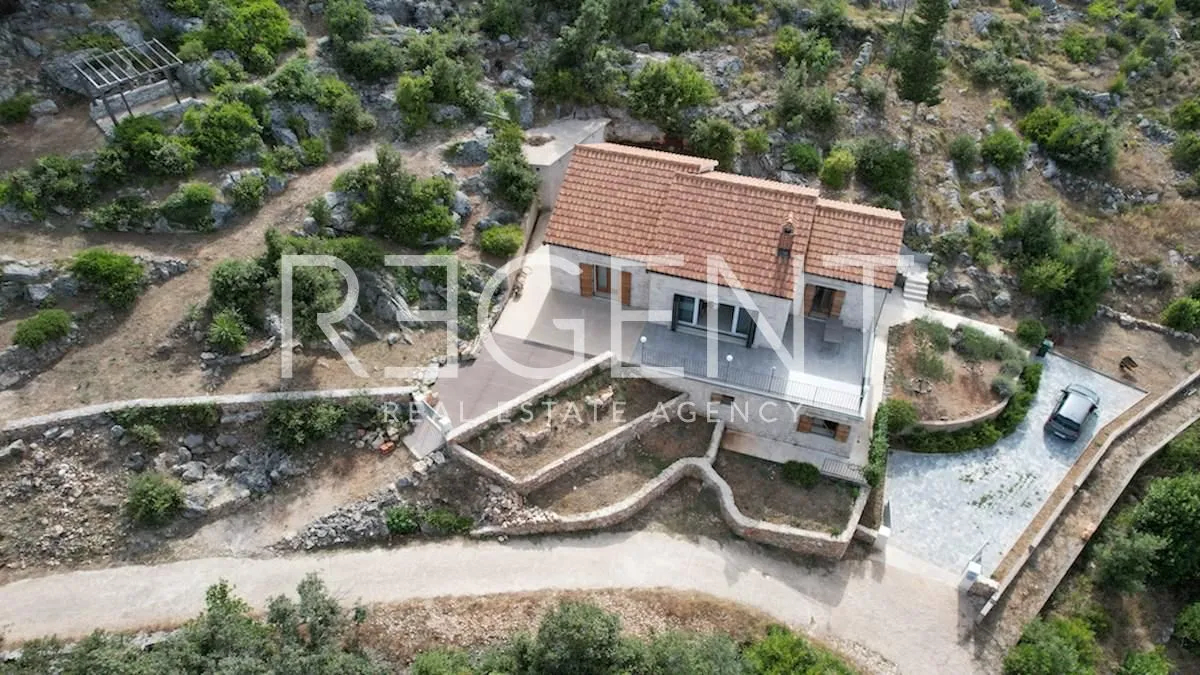 Hvar, Vrbanj – Prostrana kamena kuća s apartmanom
