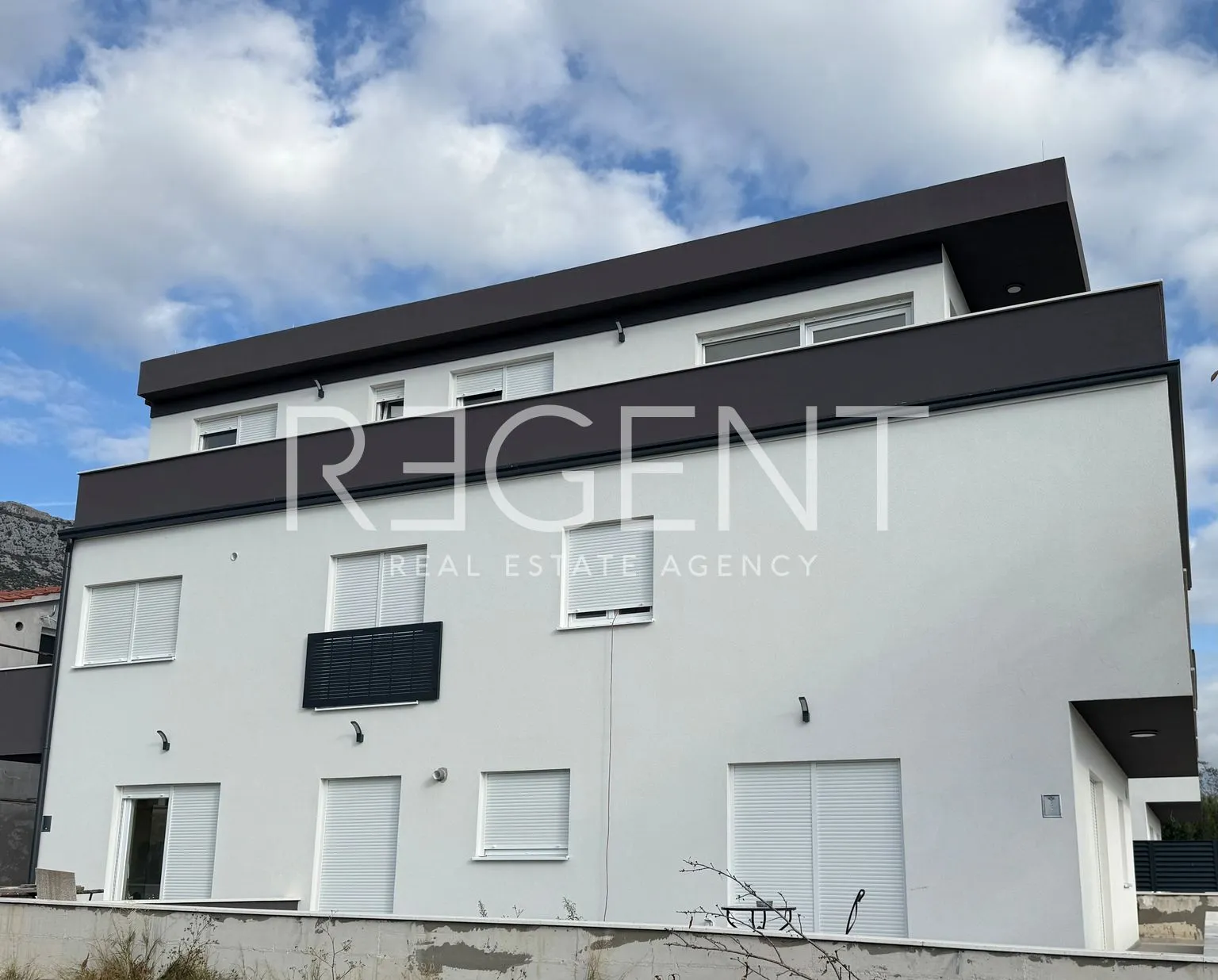 kaštel sućurac - trosoban stan u prizemlju s pripadajućim vrtom - slika 2