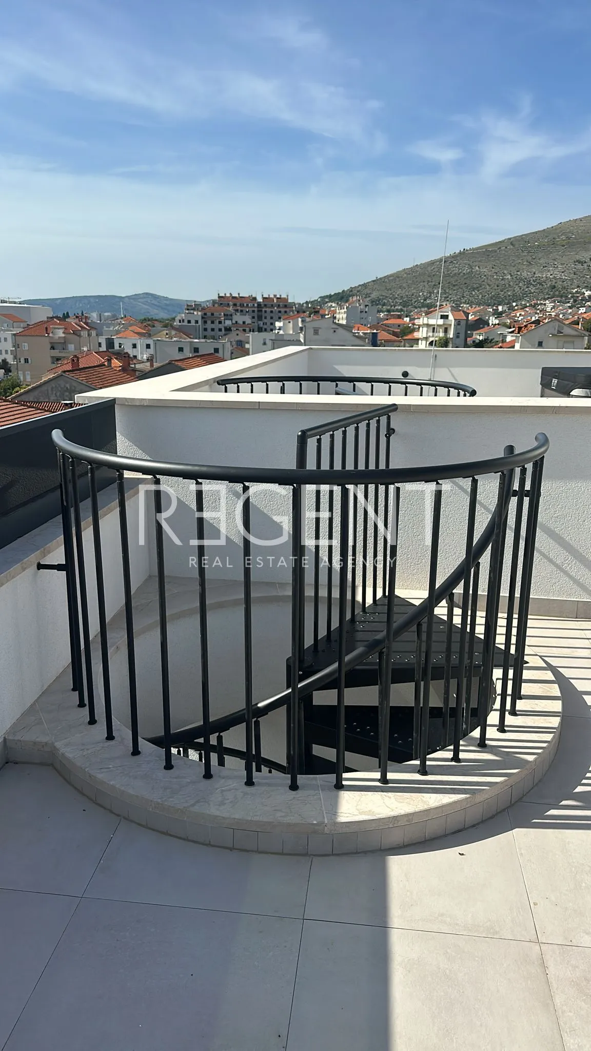 trogir, okrug gornji - trosoban stan sa balkonom i krovnom terasom - slika 12