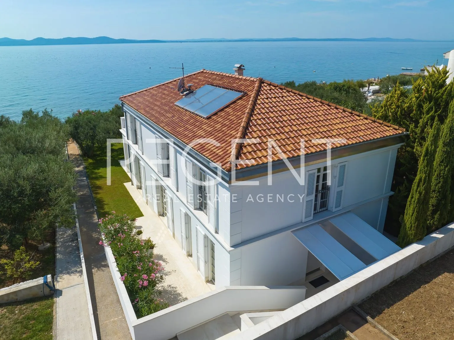 zadar - luksuzna vila prvi red uz more 210 m2 - slika 2