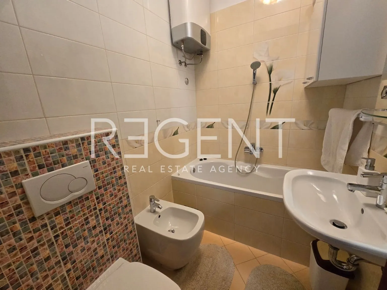 split, žnjan-penthouse, prvi red do mora - slika 7