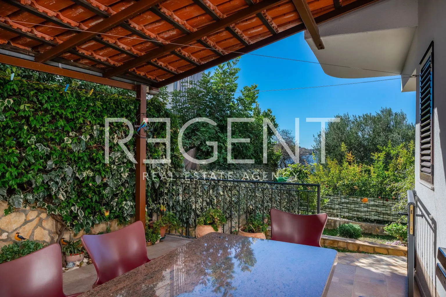 šibenik, rogoznica - kuća sa šest apartmana - slika 21