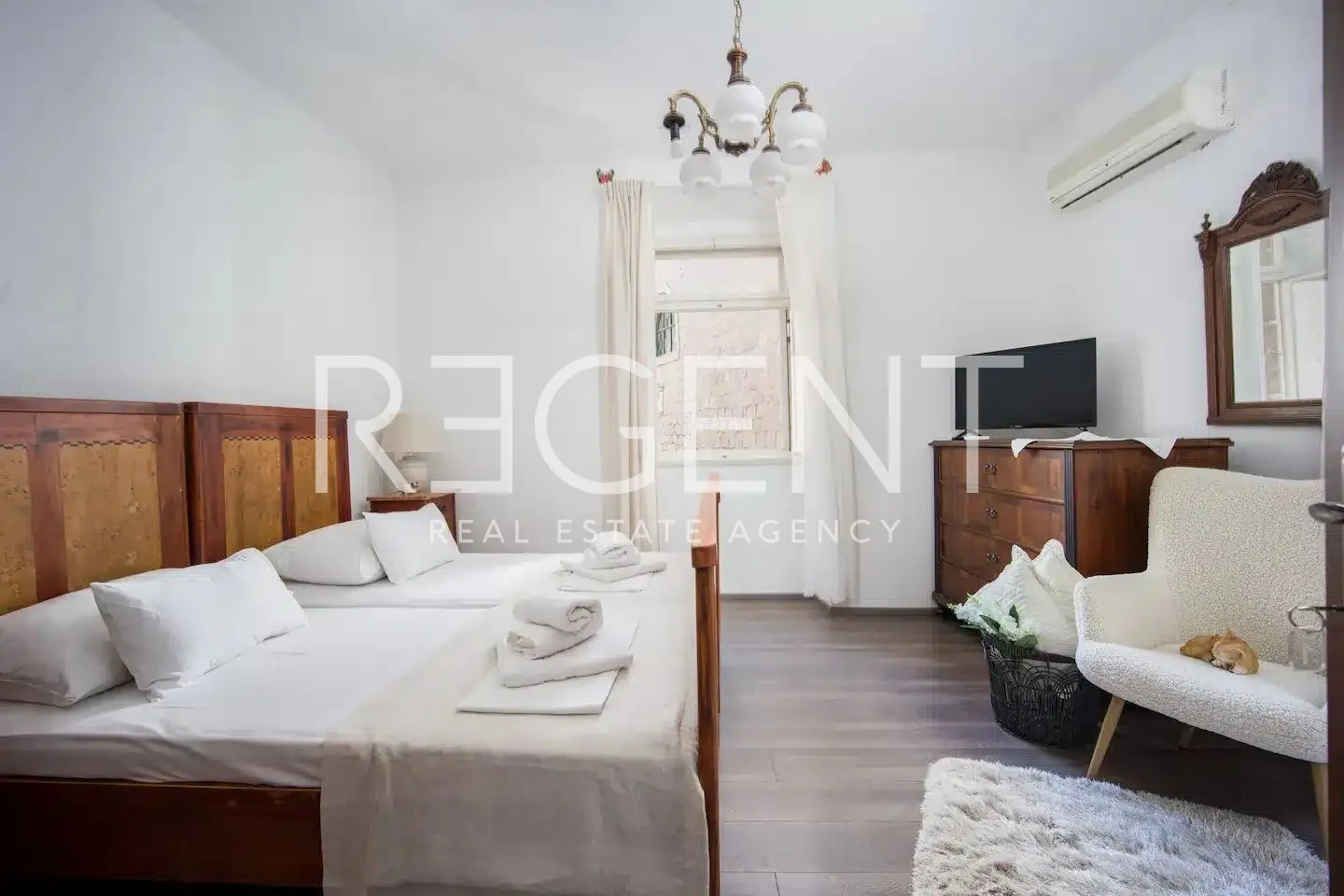 trogir, centar- kamena kuća 174 m2 - slika 4
