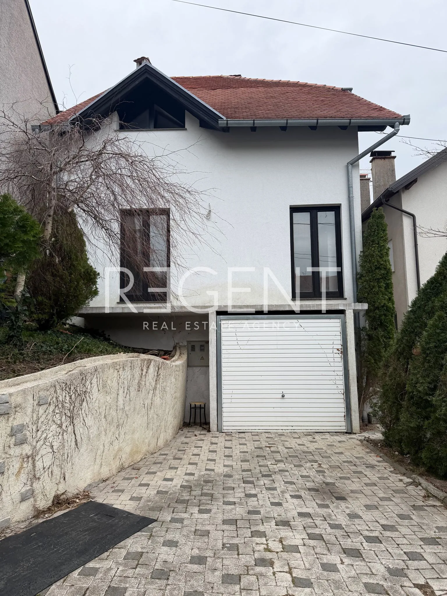 zagreb, mikulići – očuvana kuća za adaptaciju s vrtom i garažom - slika 1