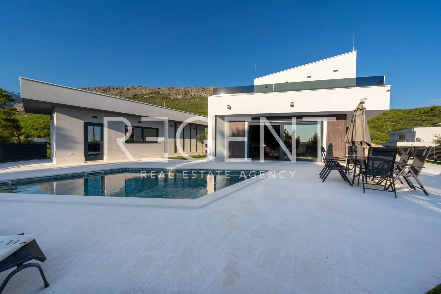 split, strožanac - moderna vila s pogledom na more, bazenom i pomoćnim objektom 50 m2 - slika 3