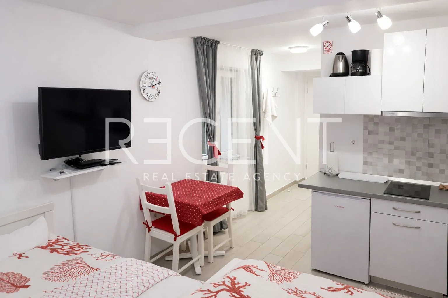 split, bol - stan s dvije apartmanske jedinice i dvorištem - slika 4