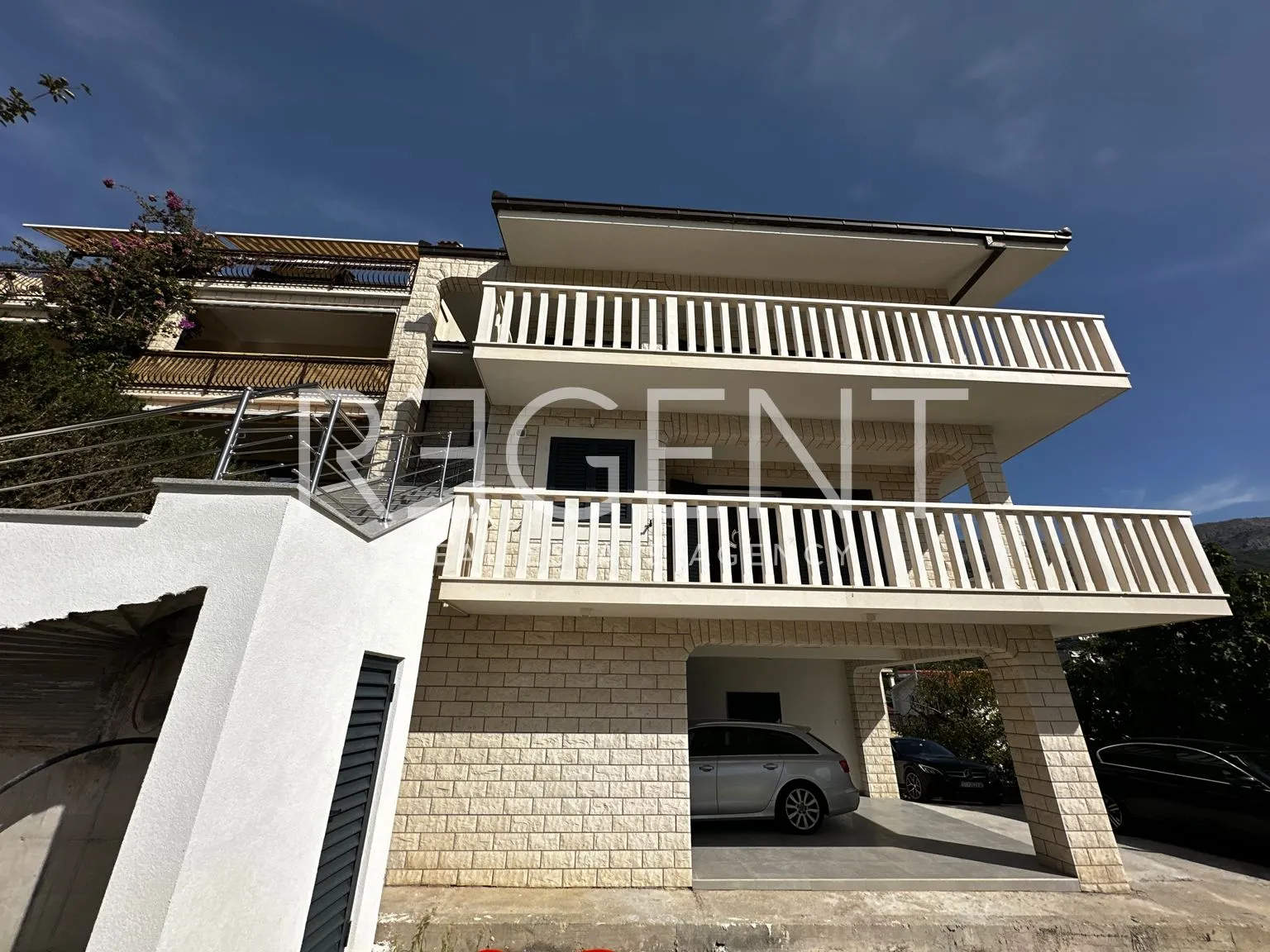 split, podstrana - kuća sa tri stambene jedinice i pogledom na more 340m2 - slika 11