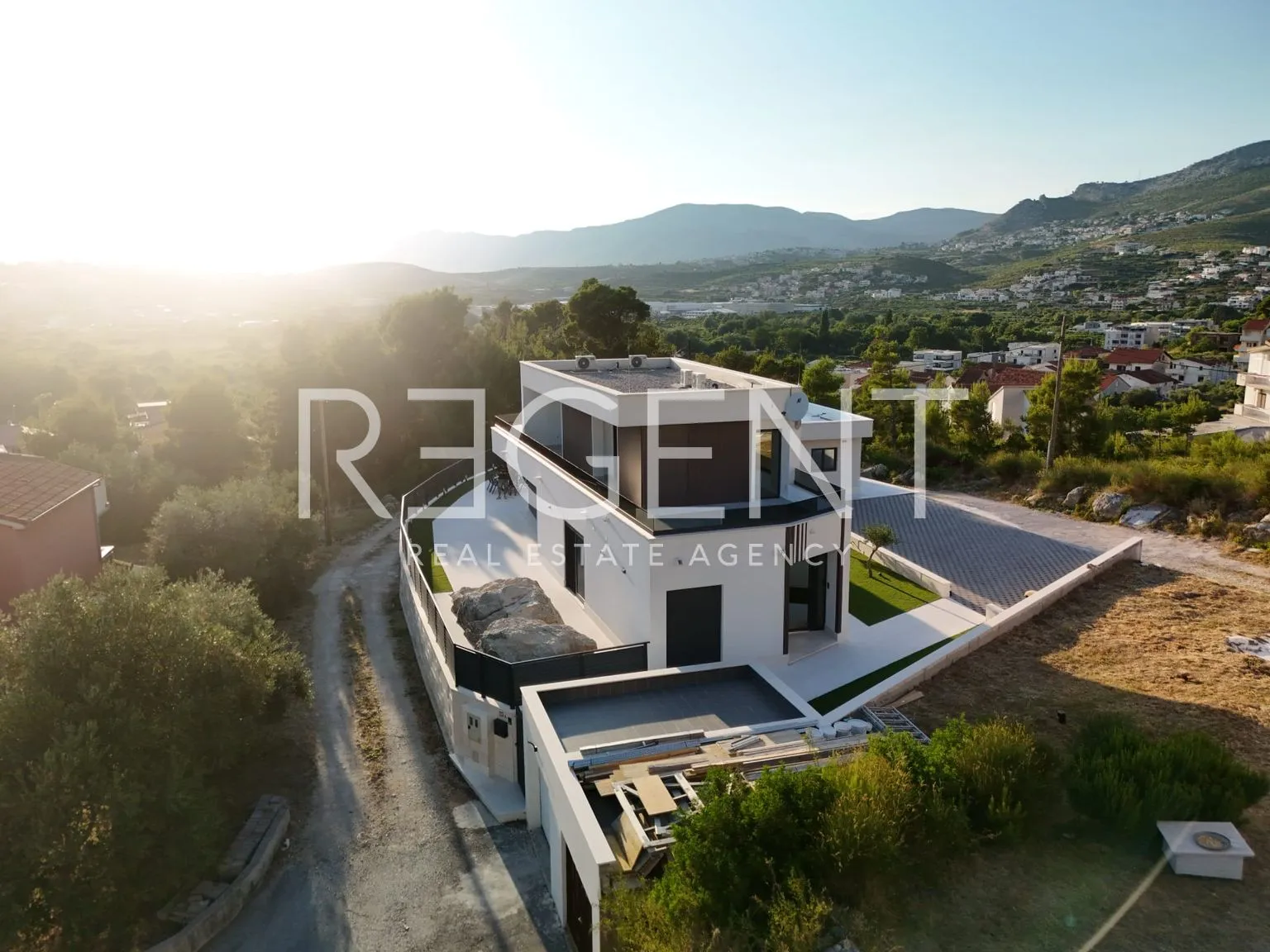 split, strožanac - moderna vila s pogledom na more, bazenom i pomoćnim objektom 50 m2 - slika 2