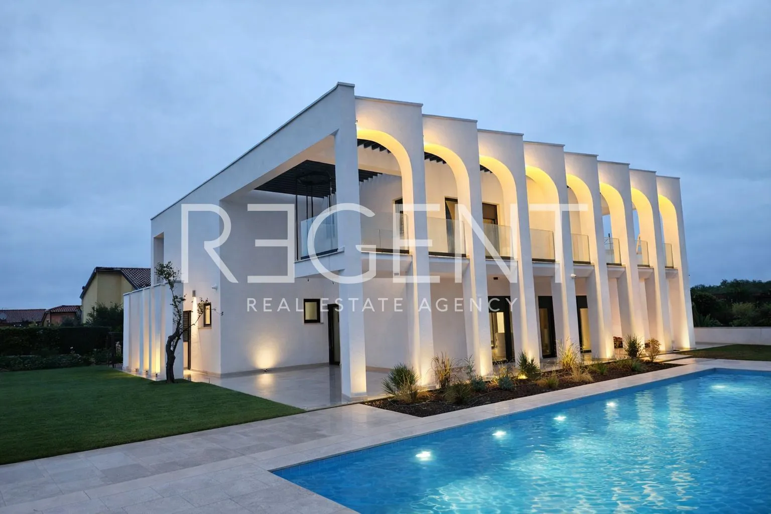 vila 335 m², umag — bazen 10×5, pogled more, namještena - slika 2
