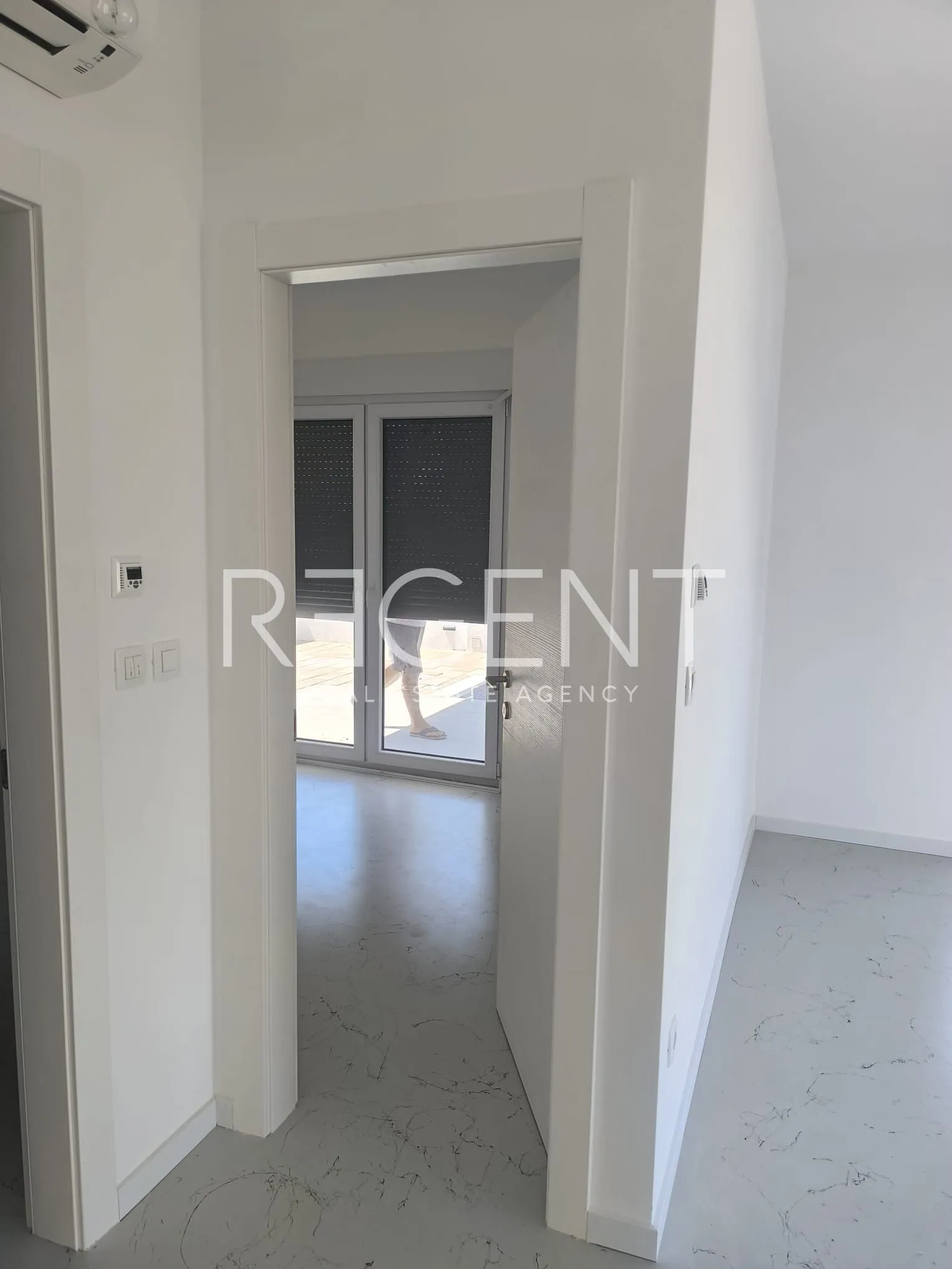 trogir, okrug gornji - dvosoban stan s bazenom 56 m2, novogradnja - slika 5