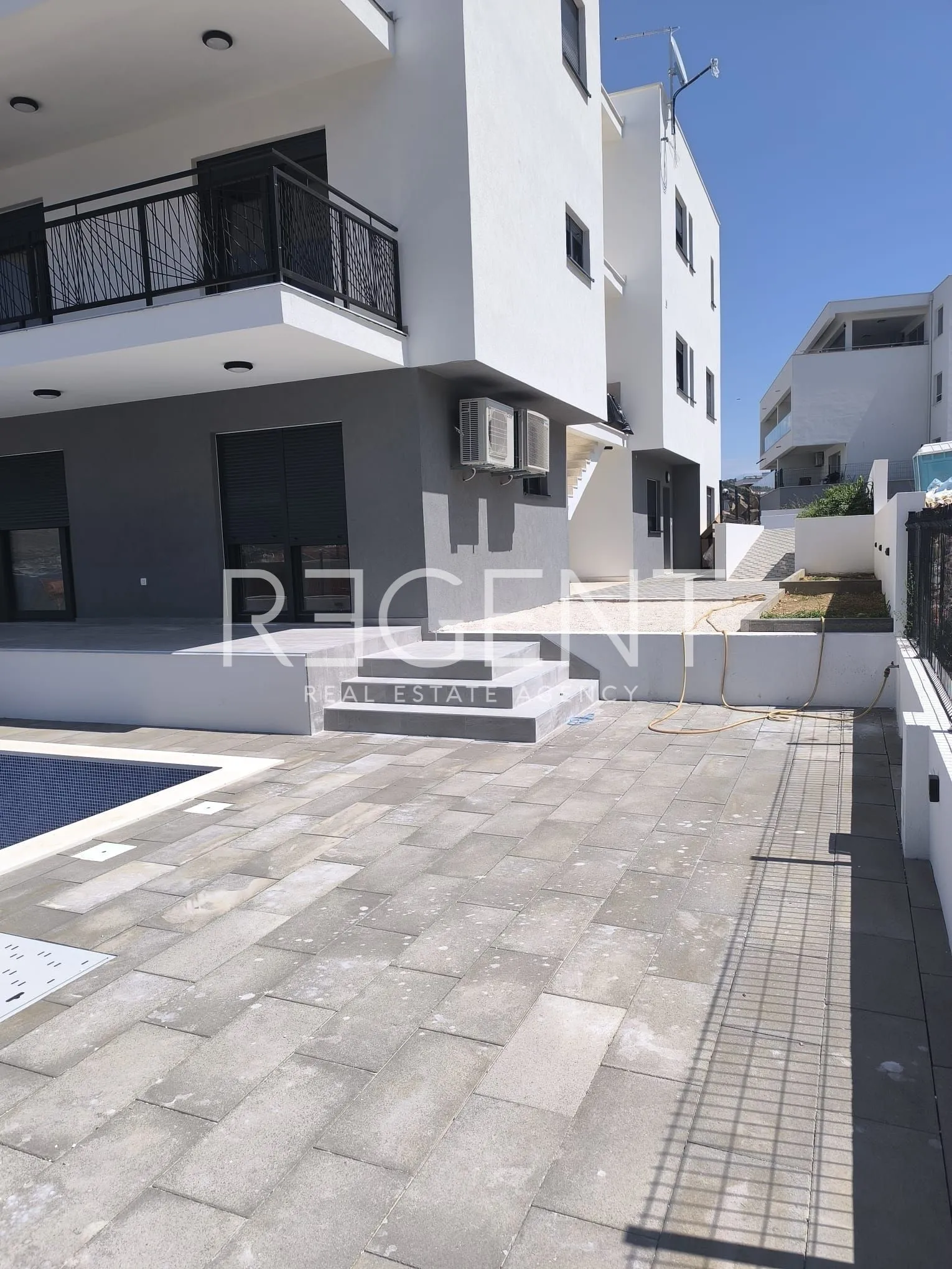 trogir, okrug gornji - dvosoban stan s bazenom 56 m2, novogradnja - slika 7