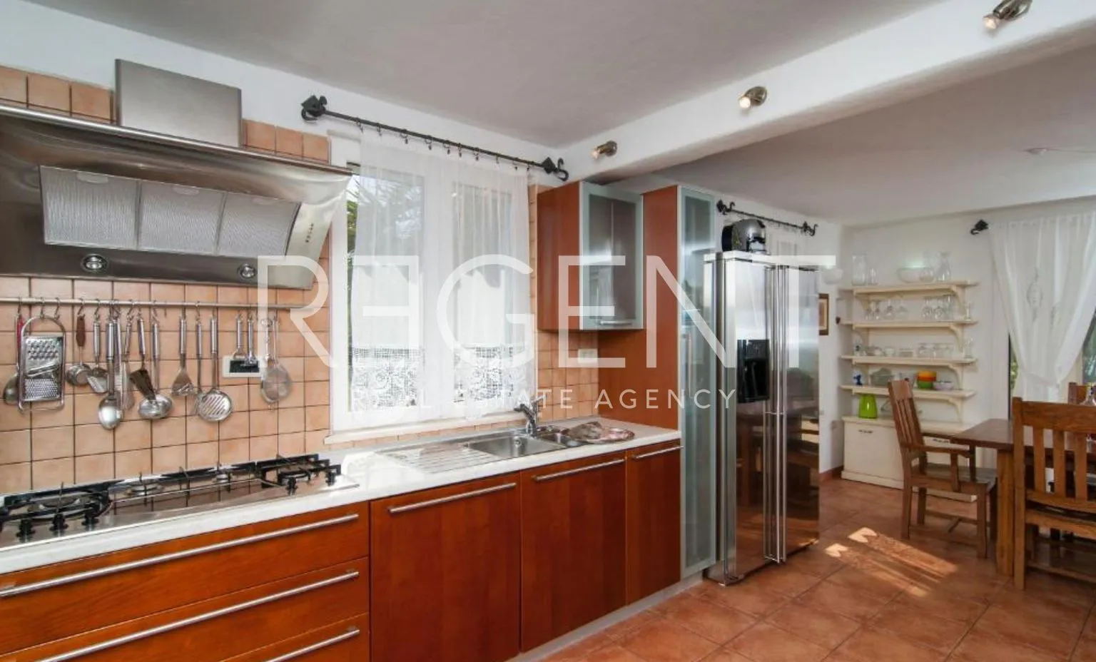 brač, mirca - vila s bazenom prvi red uz more - slika 17