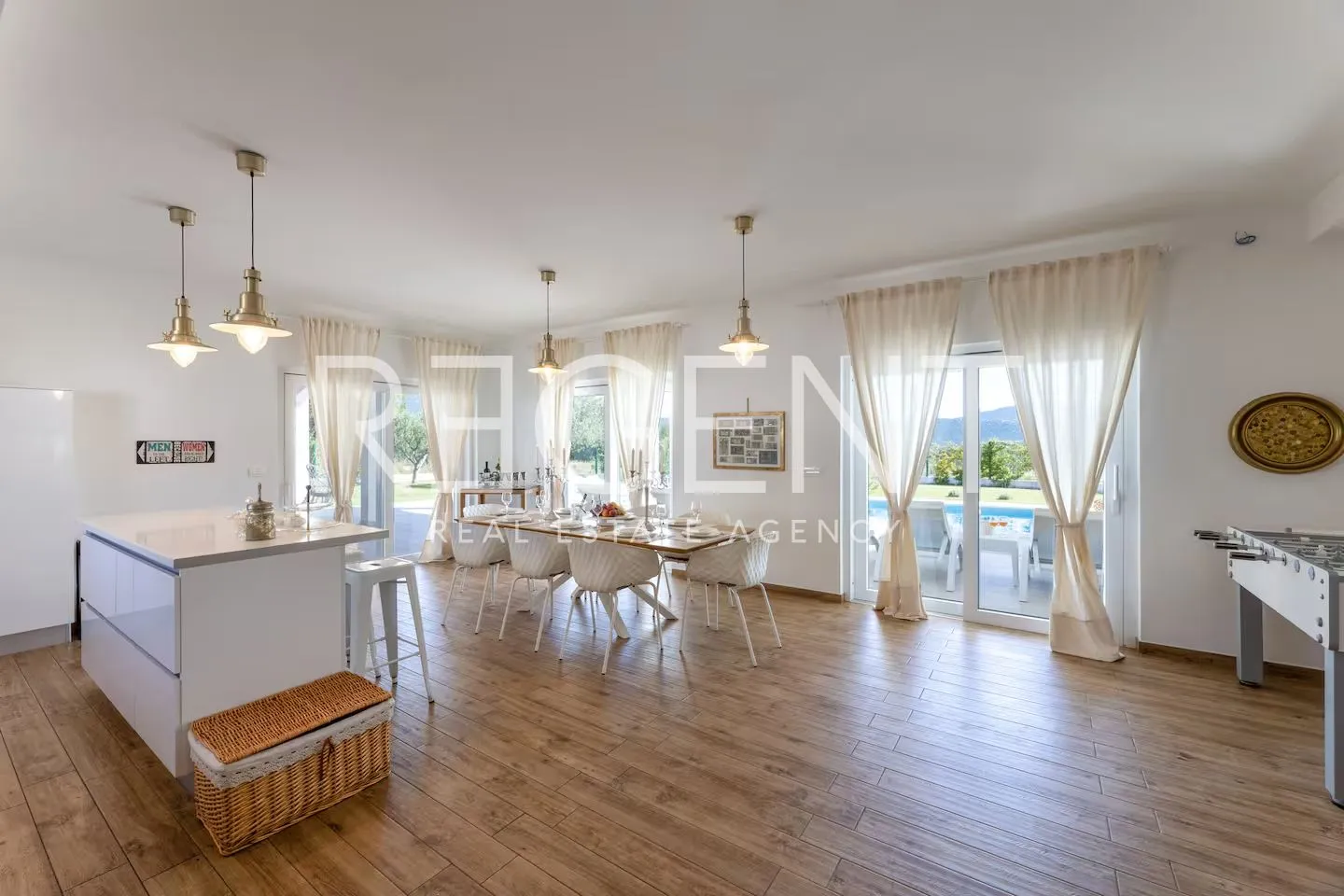 kuća 260m2, šestanovac - 4 ss, 4 kupaonice, grijani bazen - slika 11