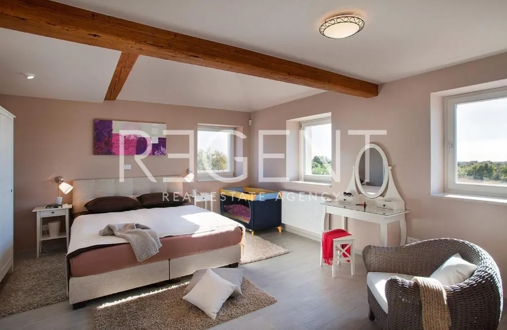 istra, vodnjan - prekrasna kamena vila 230 m2 - slika 8