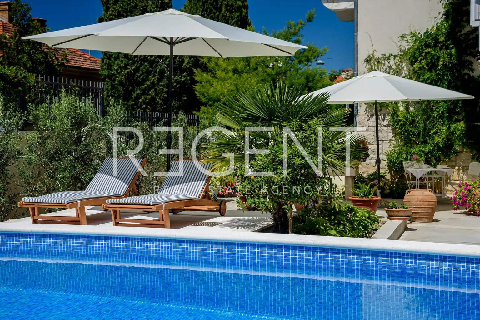 Split, Bačvice - Dvoetažni stan 170 m², 3 sobe, bazen, 2 parkinga