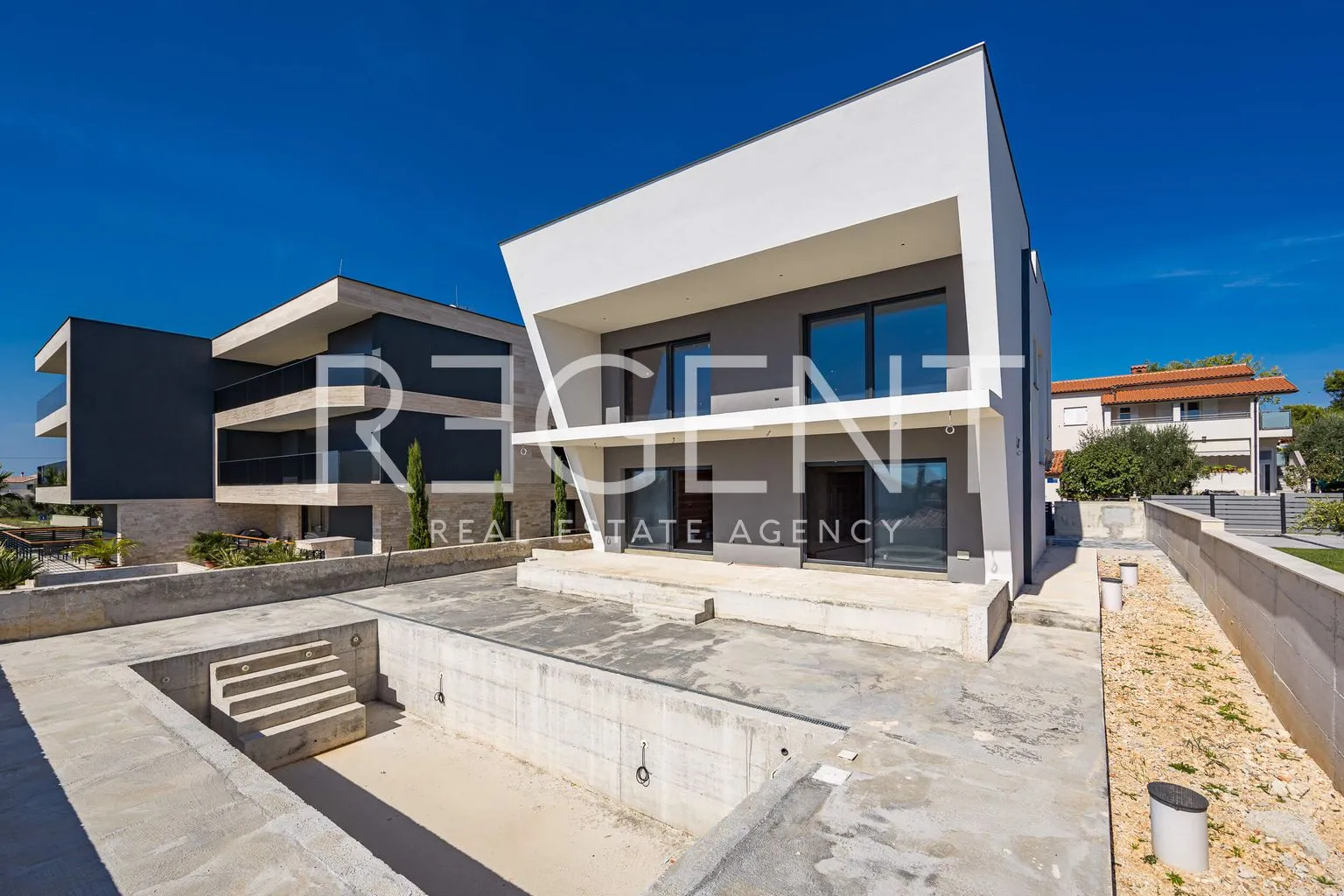 istra, medulin - moderna vila 300 m2 - slika 8