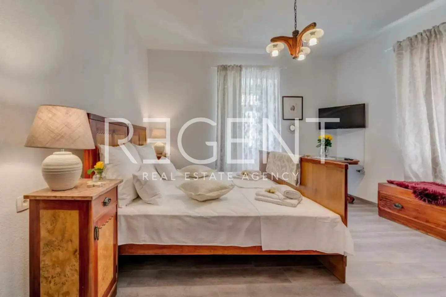trogir, centar- kamena kuća 174 m2 - slika 13