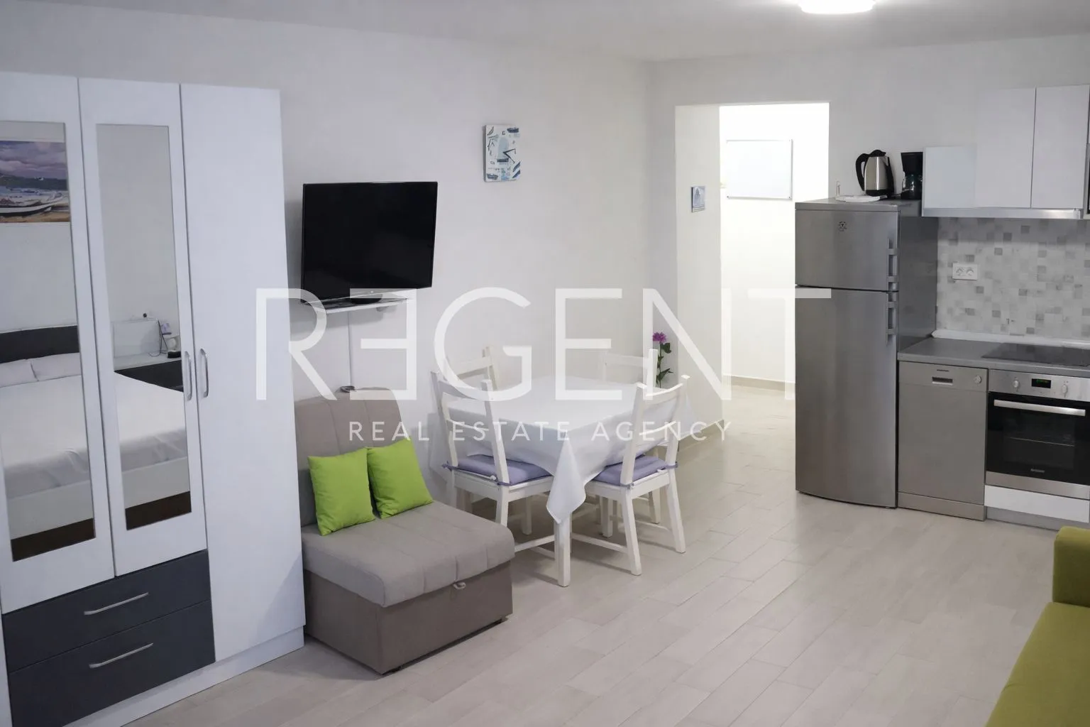 split, bol - stan s dvije apartmanske jedinice i dvorištem - slika 2