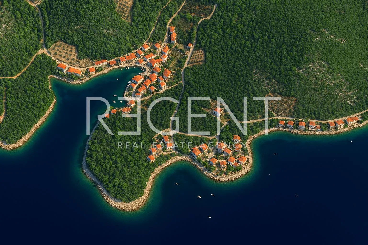 Korčula - građevinsko zemljište s projektom