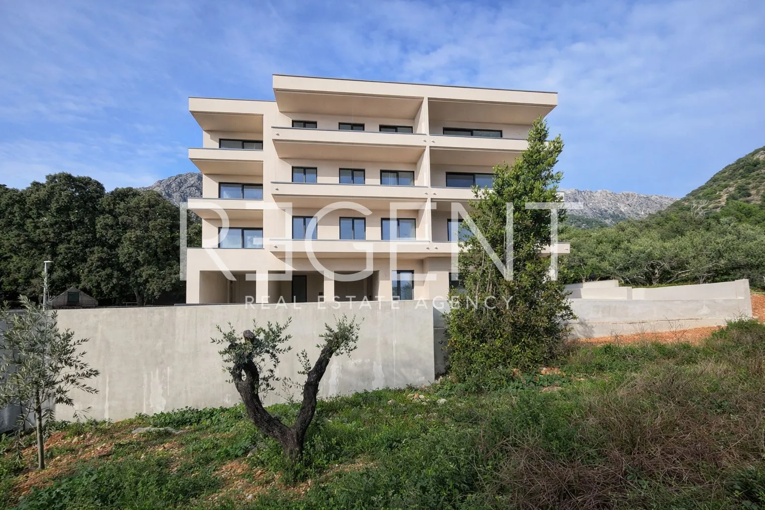 makarska, drvenik - dvosoban stan u novogradnji kraj mora - slika 2