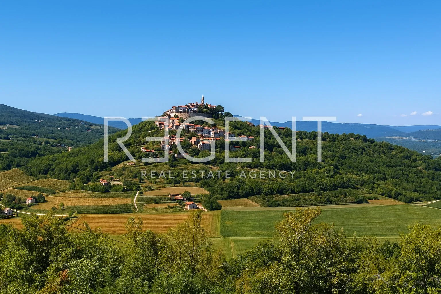 Istra, Motovun - tradicionalna istarska kuća s pogledom na Motovun - Sveti Bartol, Motovun