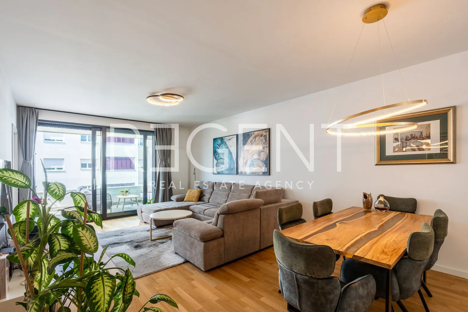 Stan 112 m², Vrbani — 3 spavaće sobe, balkon, 2 garaže - Zagreb