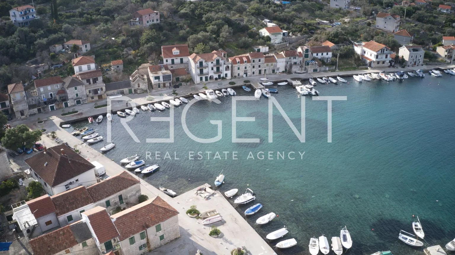 trogir, drvenik veliki - kamena kuća prvi red uz more - slika 5