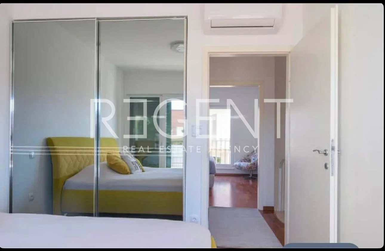 trogir, okrug gornji - trosoban stan s garažom i pogledom na more 123 m2 - slika 4