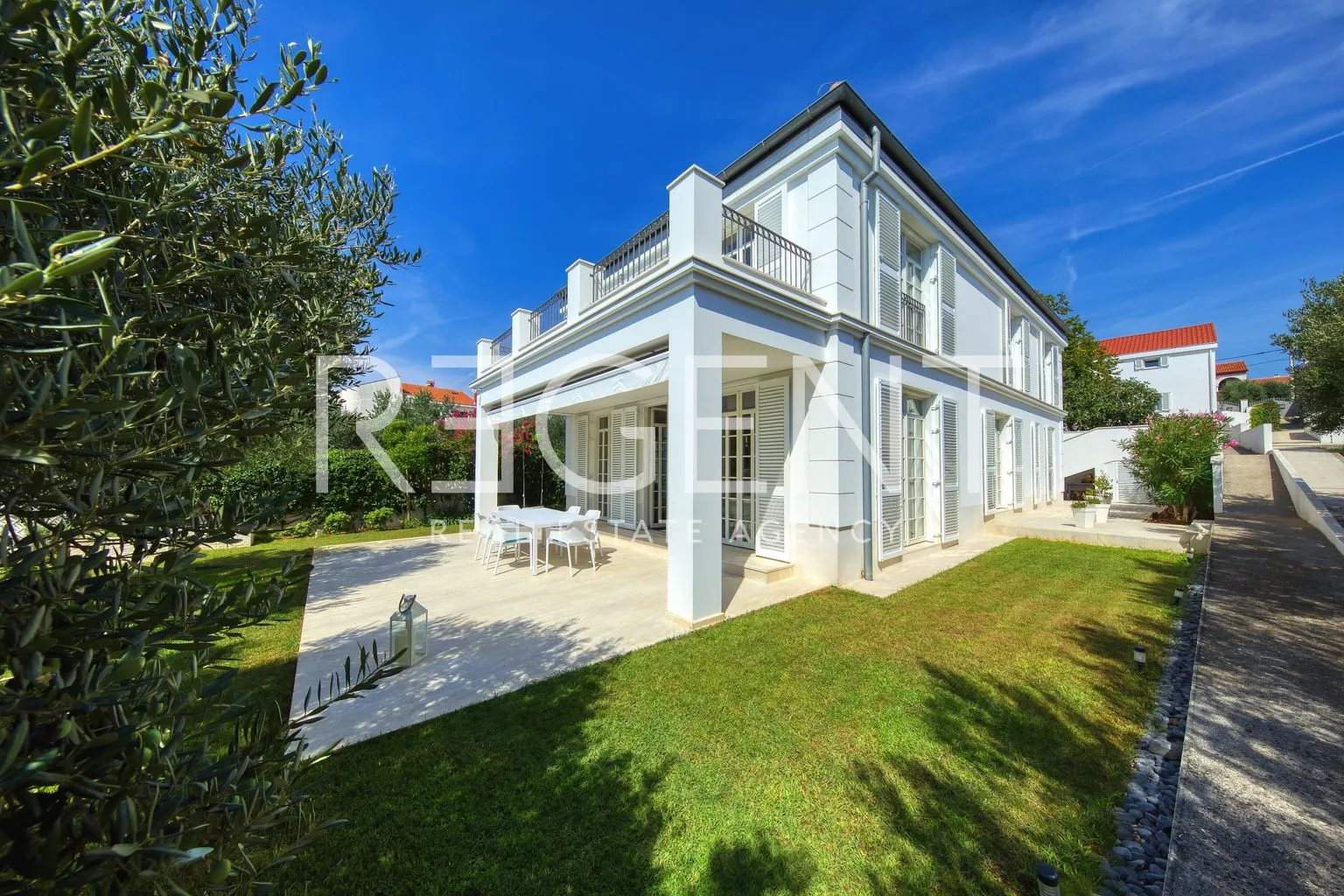 zadar - luksuzna vila prvi red uz more 210 m2 - slika 8