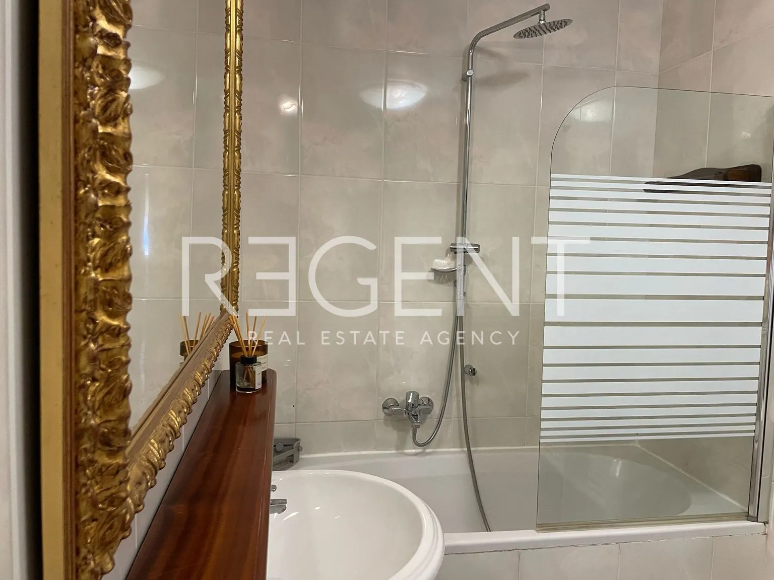 split, žnjan - dvosobni stan sa loggiom i pogledom na more 100 m2 - slika 14