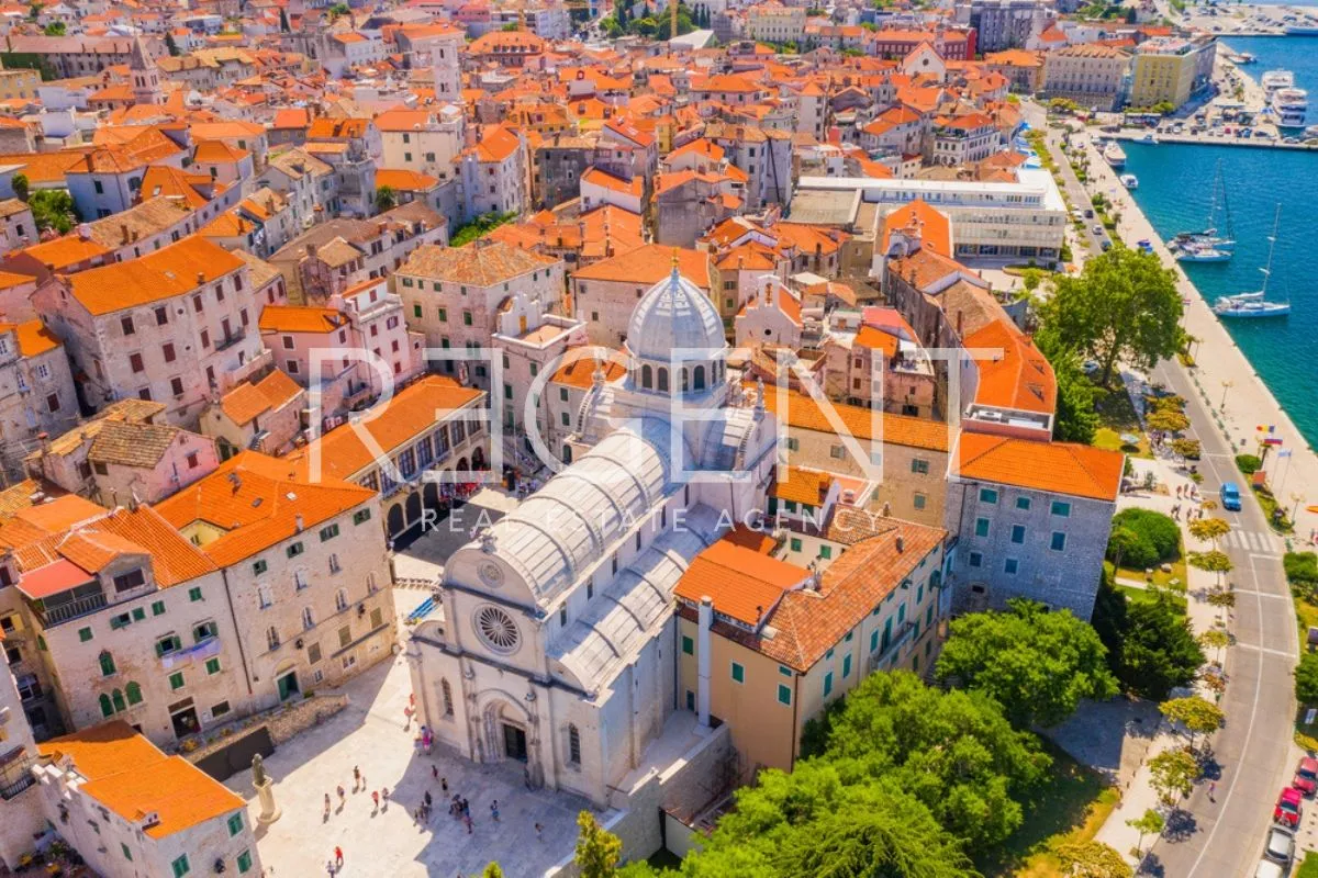 Šibenik, Centar - Kamena kuća u samom centru Šibenika 94 m2