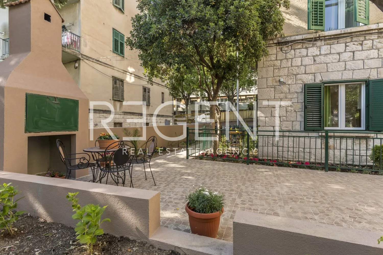 split, bačvice - stan s 3 apartmanske jedinice i prostranim vrtom - slika 18