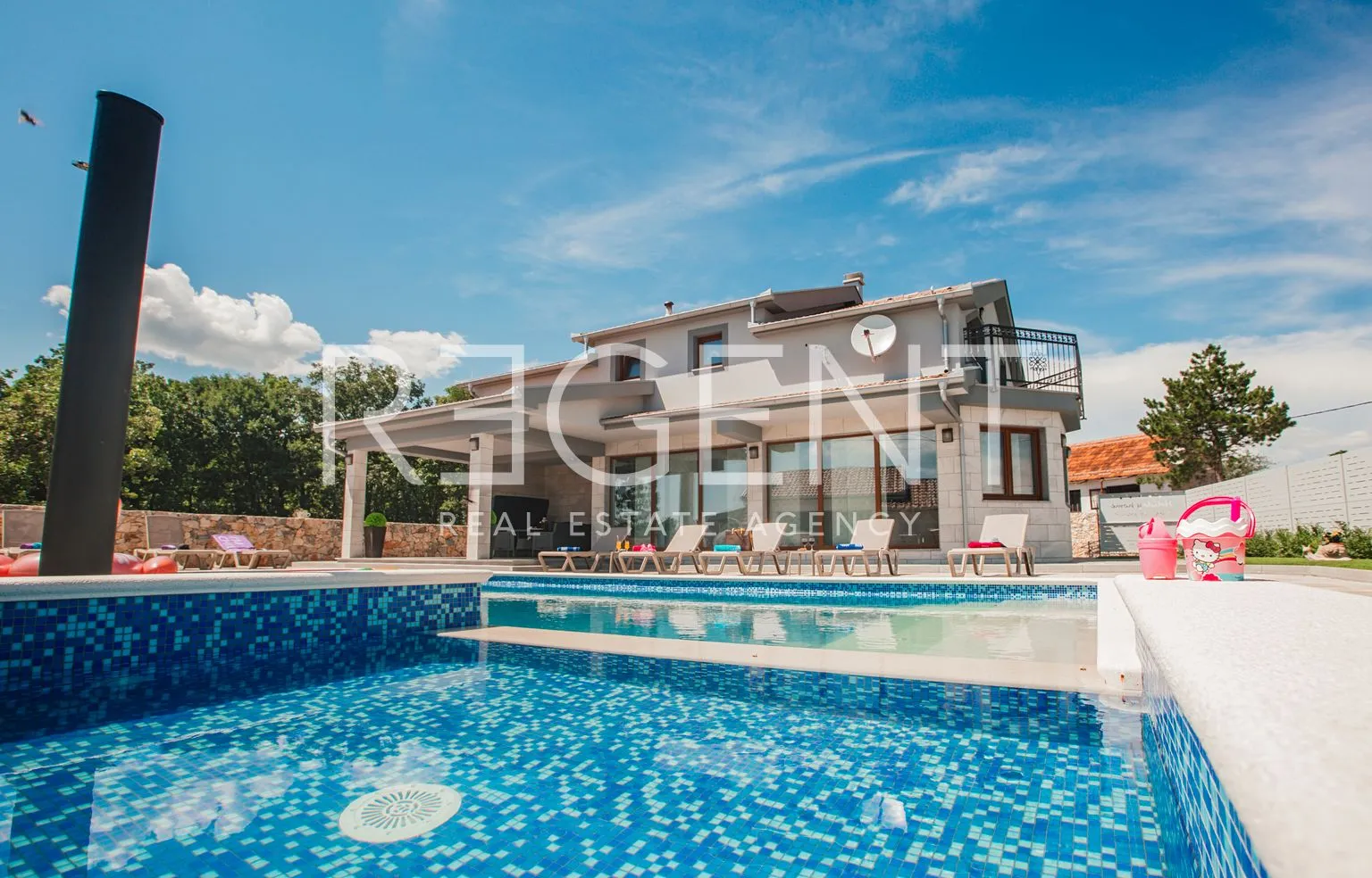 imotski, proložac - moderno uređena vila 277 m2 na parceli 1360 m2 u mirnom okruženju - slika 3