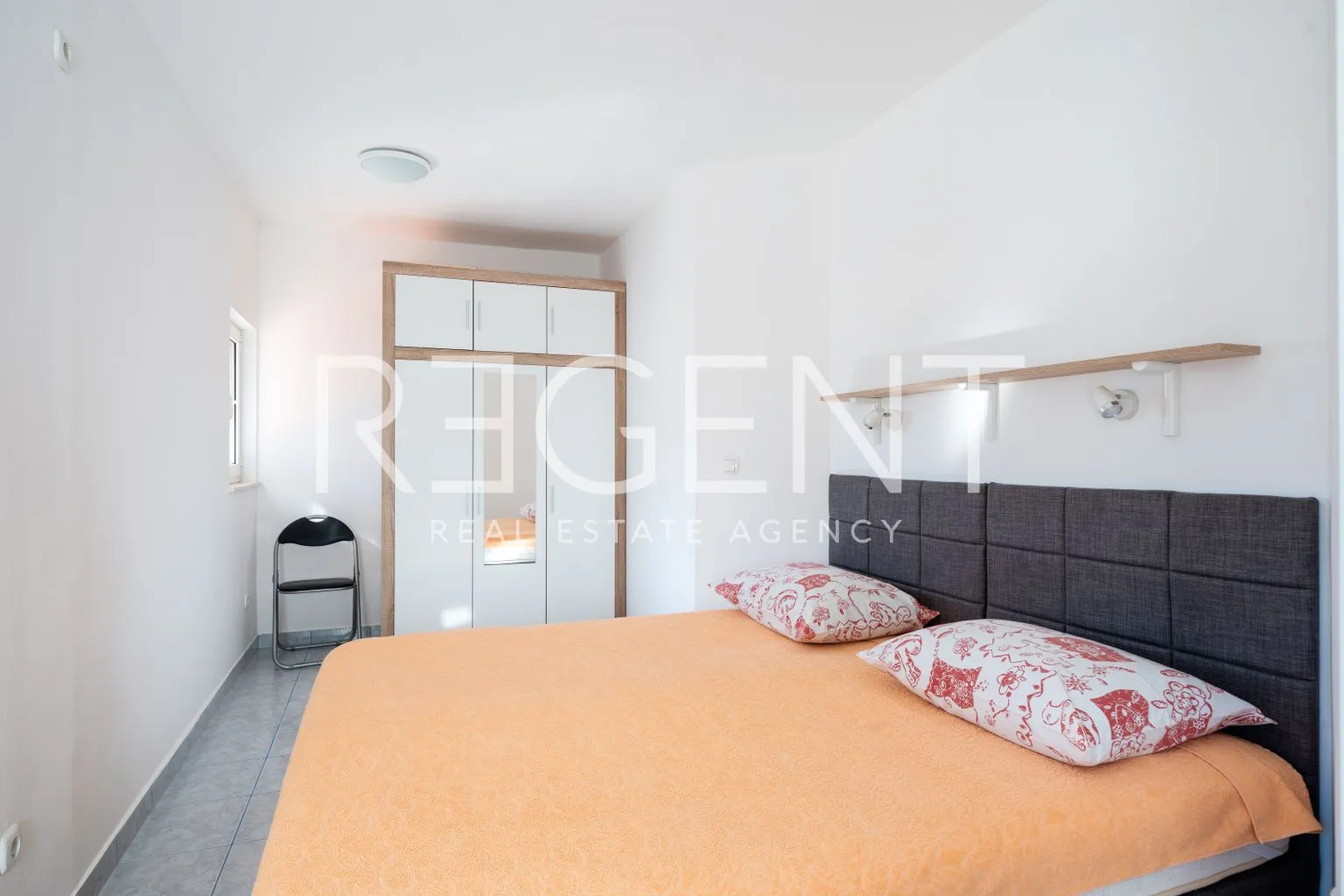 šibenik, rogoznica - kuća sa šest apartmana - slika 12