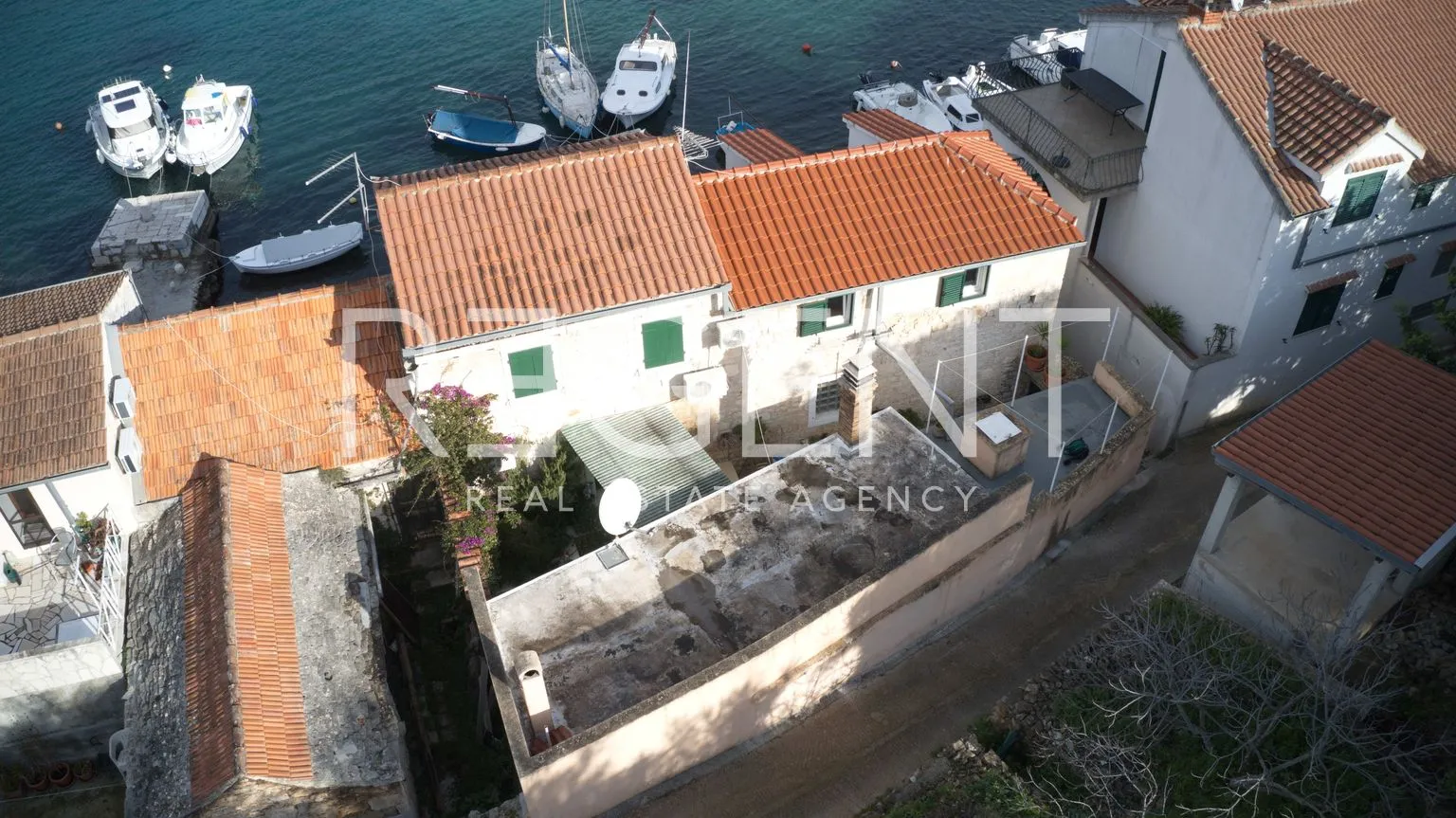 trogir, drvenik veliki - kamena kuća prvi red uz more - slika 3